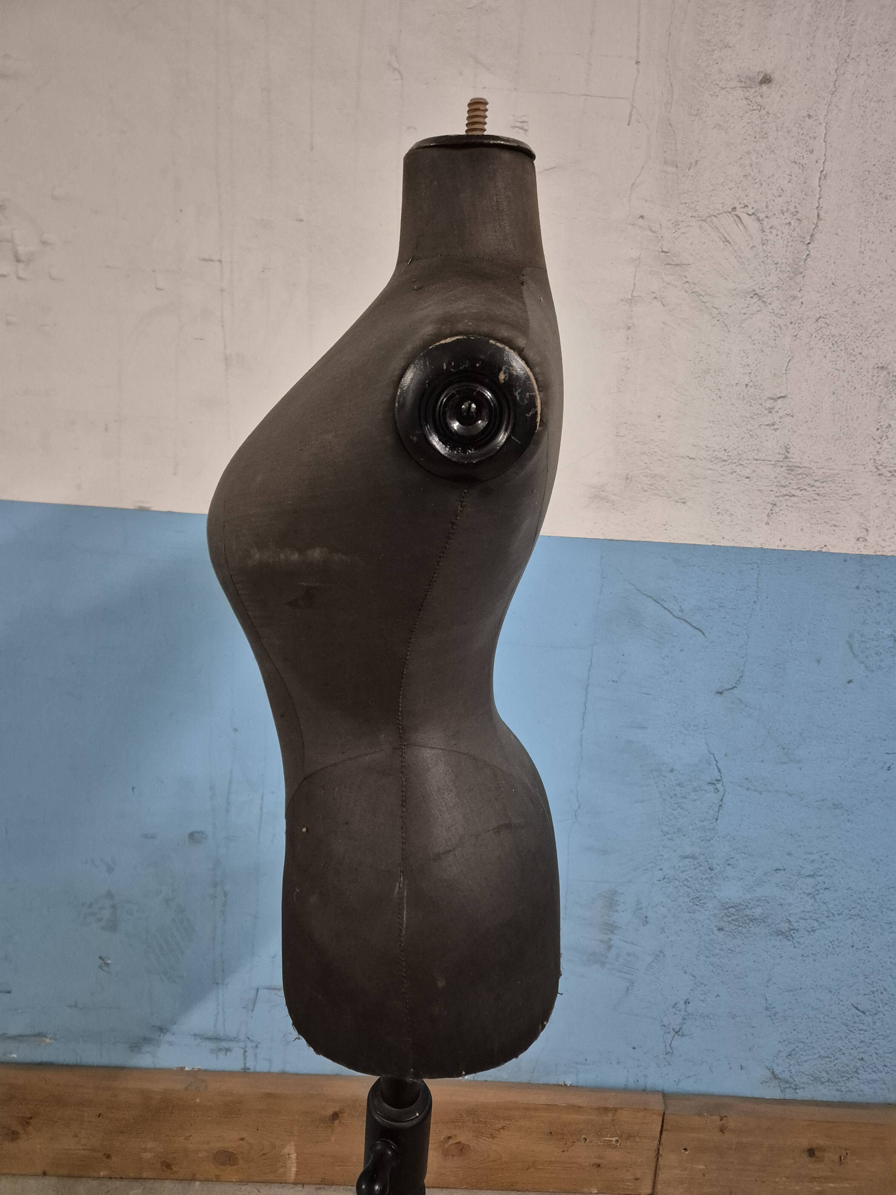 Dressmaker's mannequin