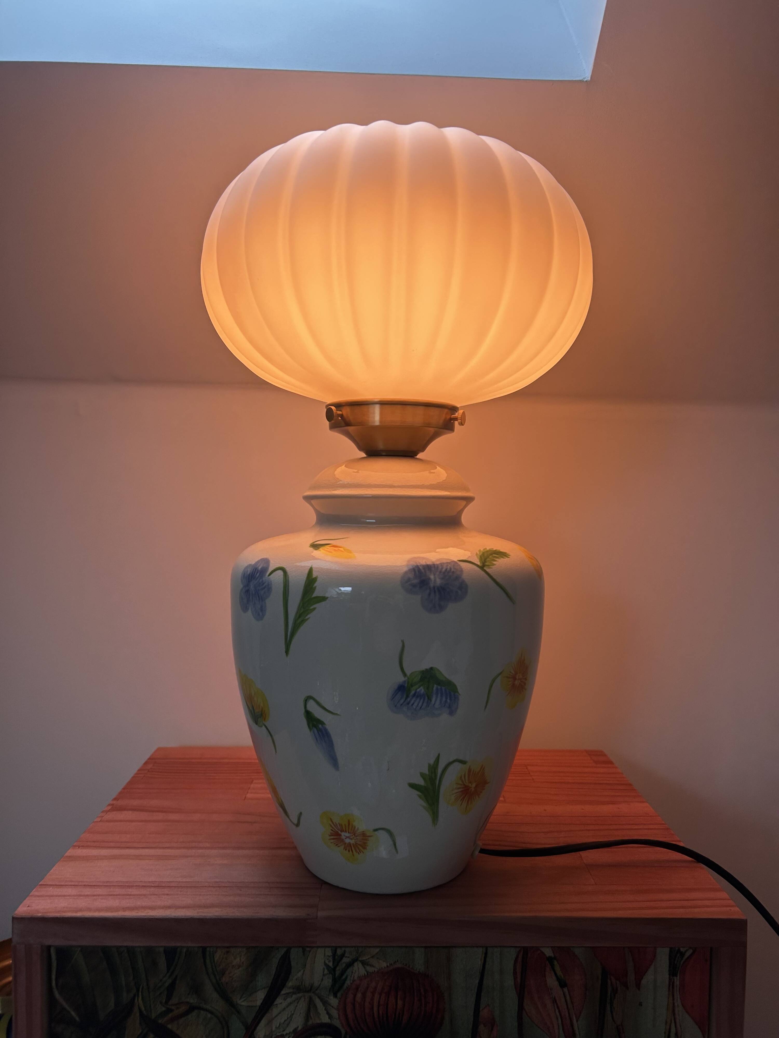 Lampe à poser fleurs en céramique globe plissé