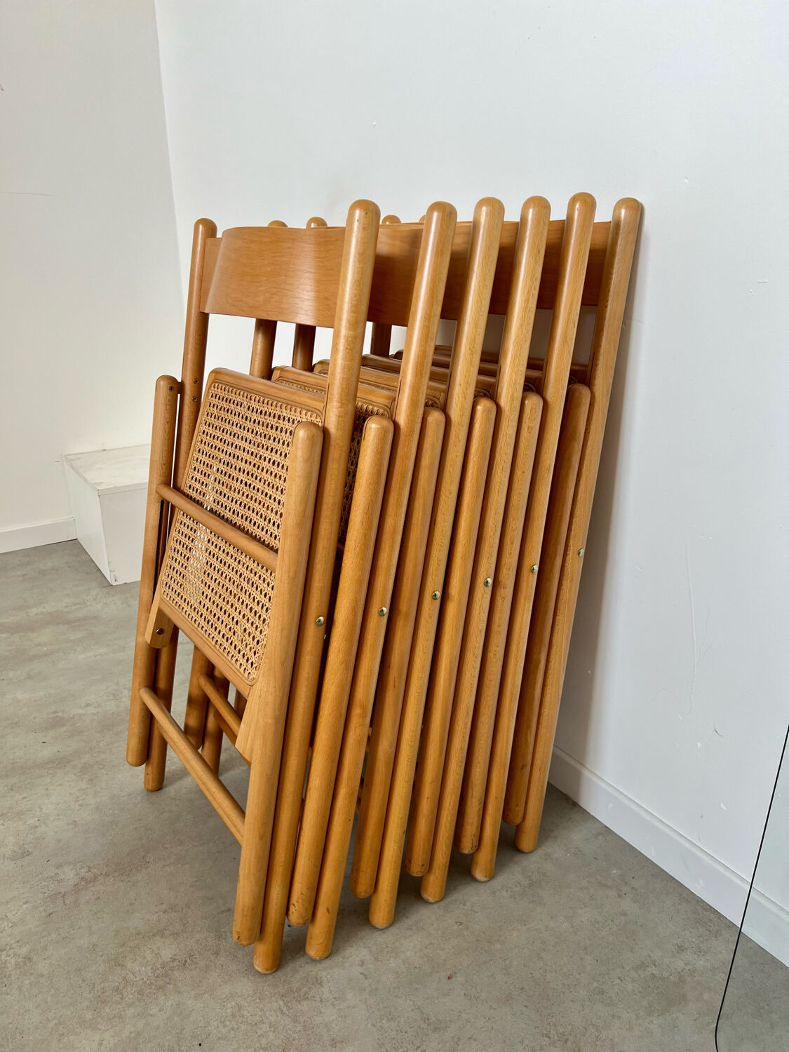 Lot 6 folding wooden chairs and vintage rattan canning year 60