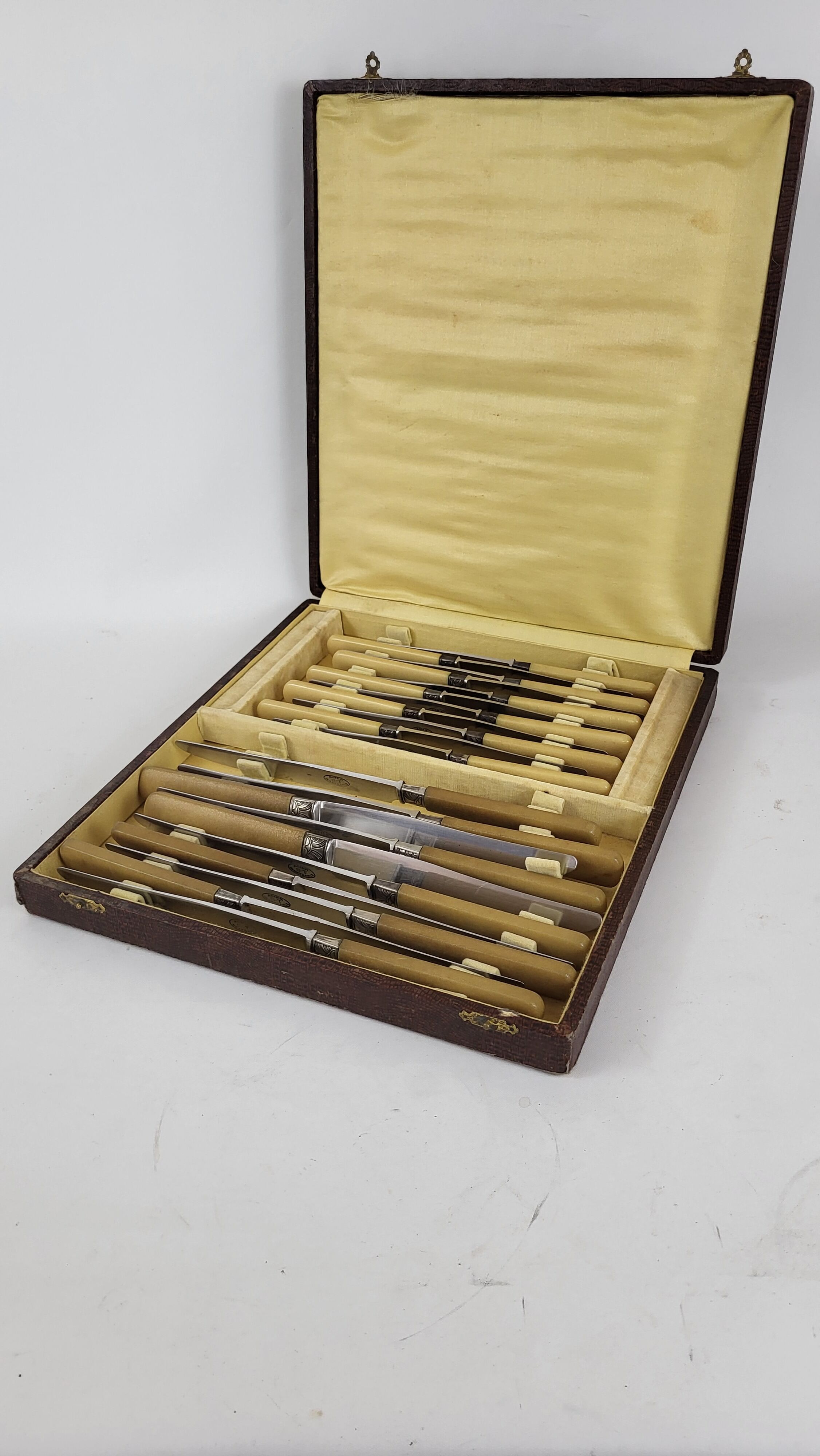 Service 21 knives handle bakelite steel blade