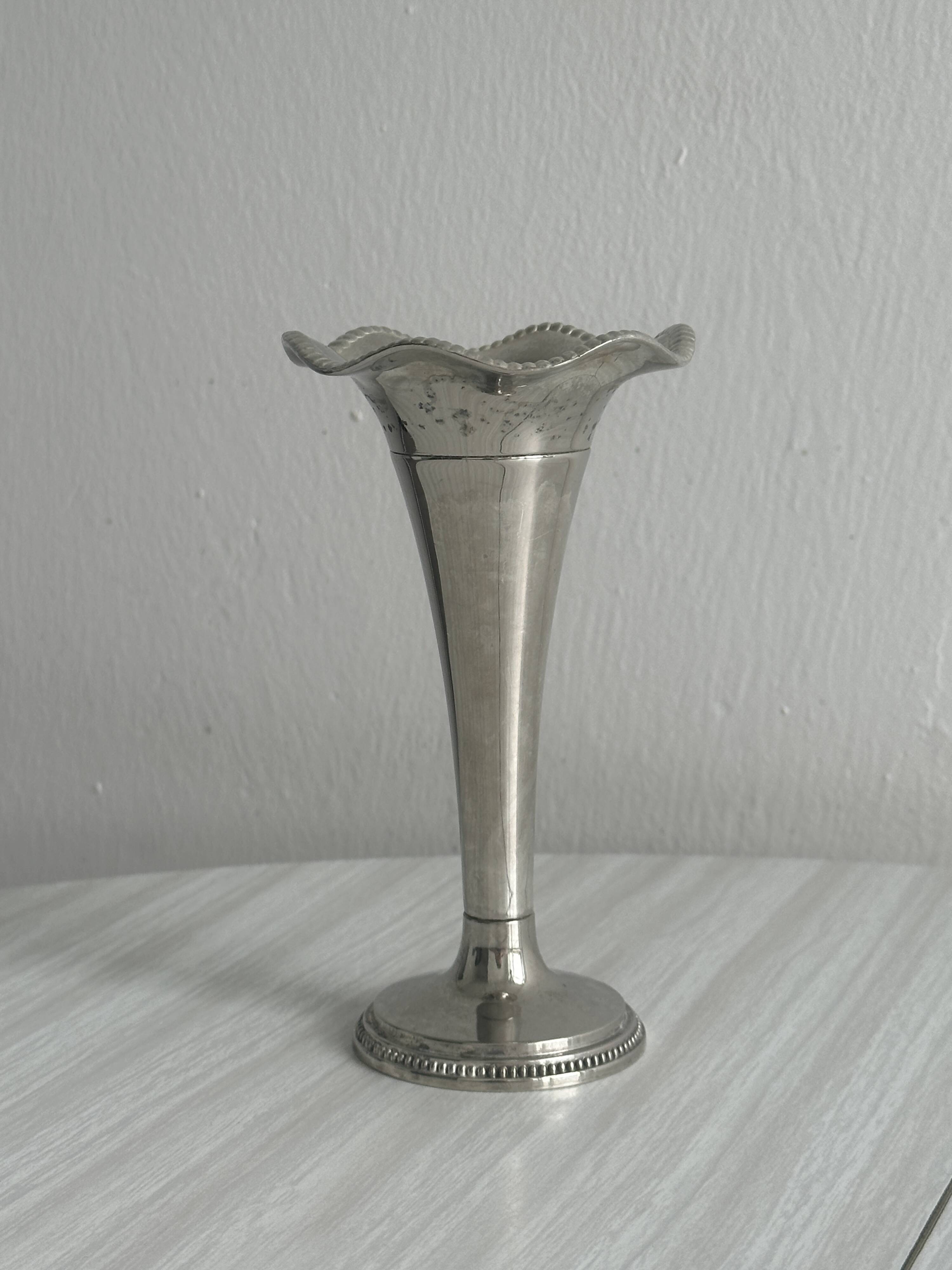 Metal single-flower vase