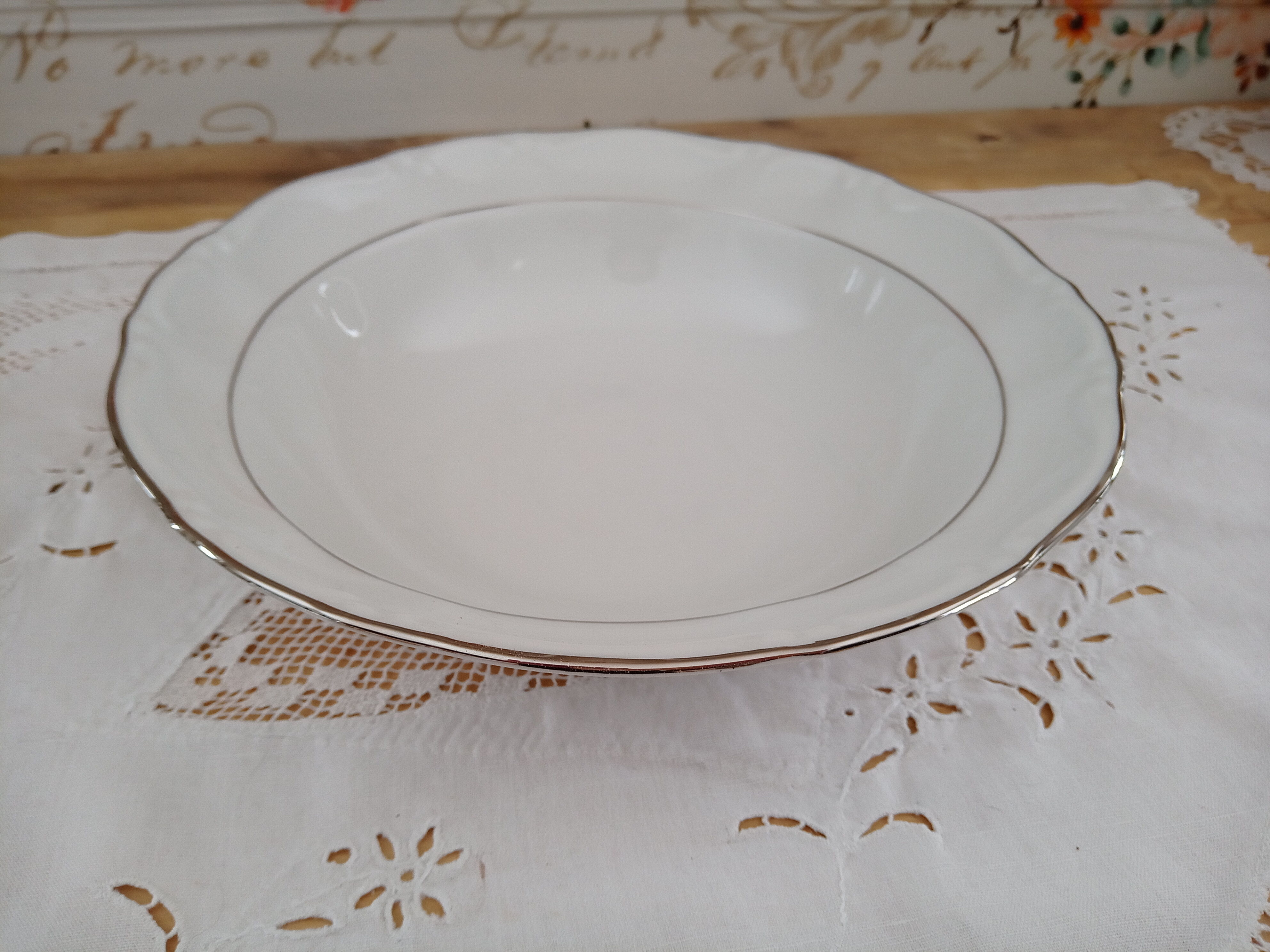Plat rond creux petit modèle en porcelaine Kronester Bavaria blanche et liseré argenté