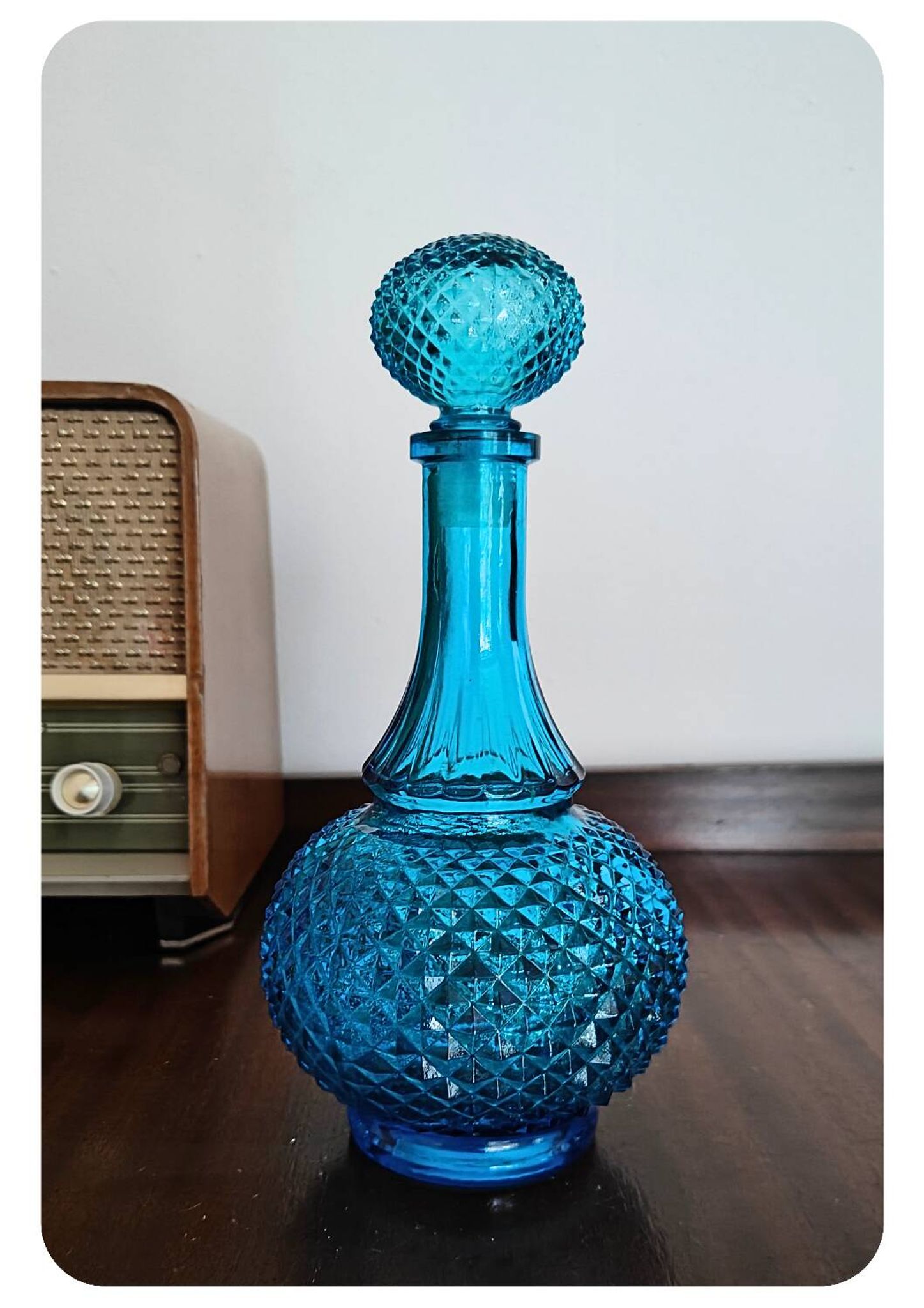 Bouteille en verre bleu belge vintage
