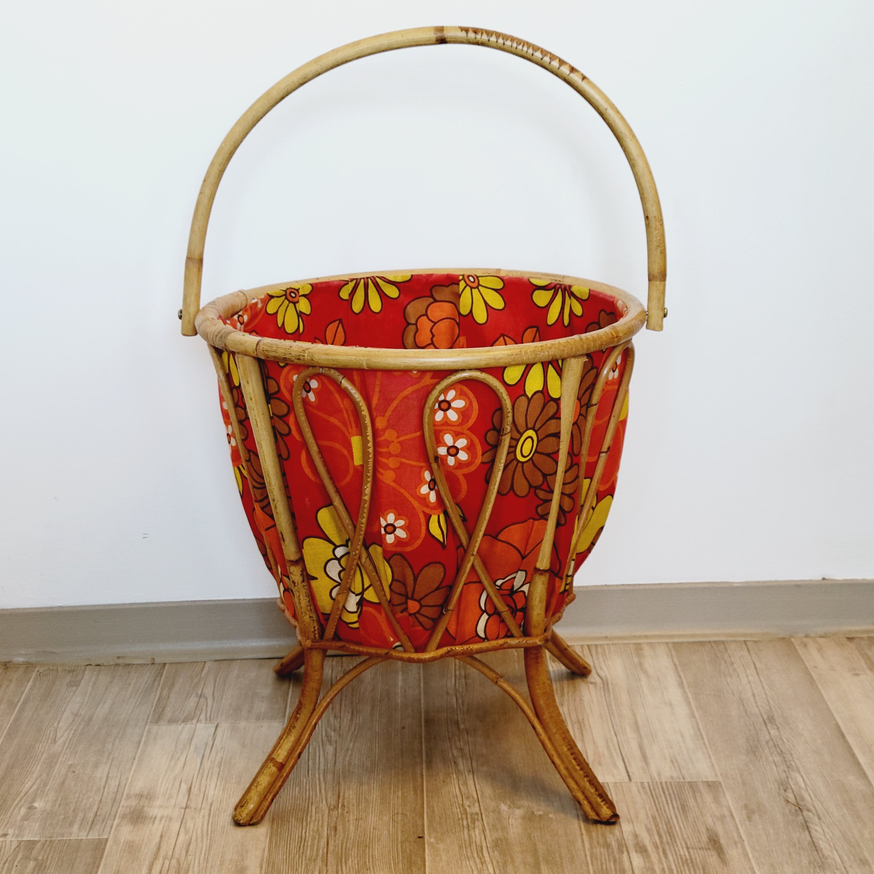 Travailleuse tricoteuse panier corbeille à ouvrage en rotin et tissu années 70