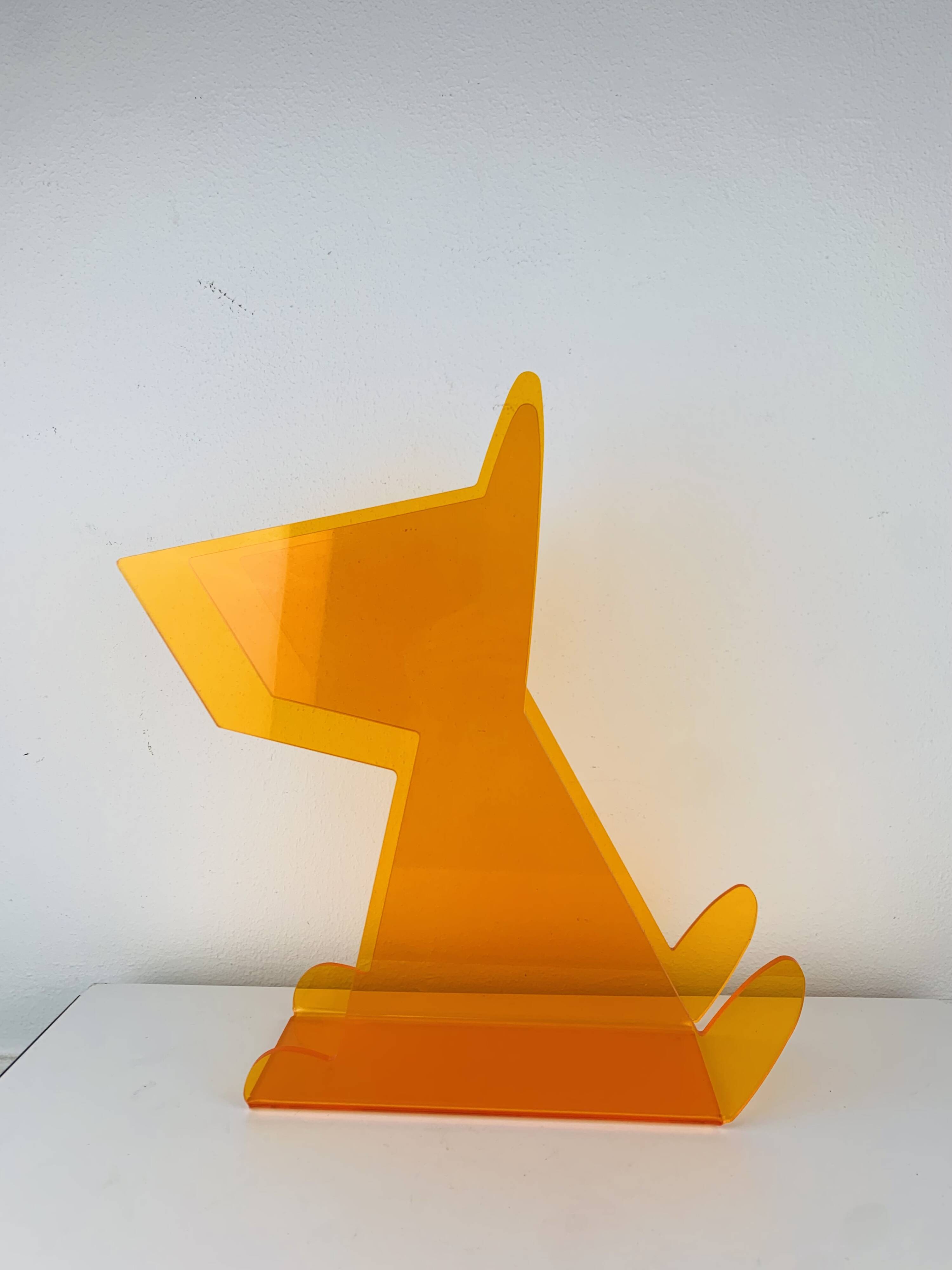 Porte-revues chien en plexiglas orange, vintage