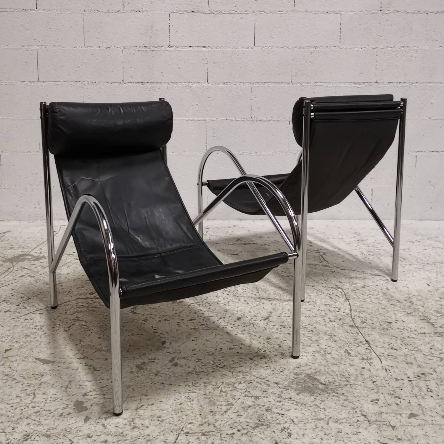 Pair of "Omega" armchairs, chrome-plated metal and leather, Habitat vintage 1980
