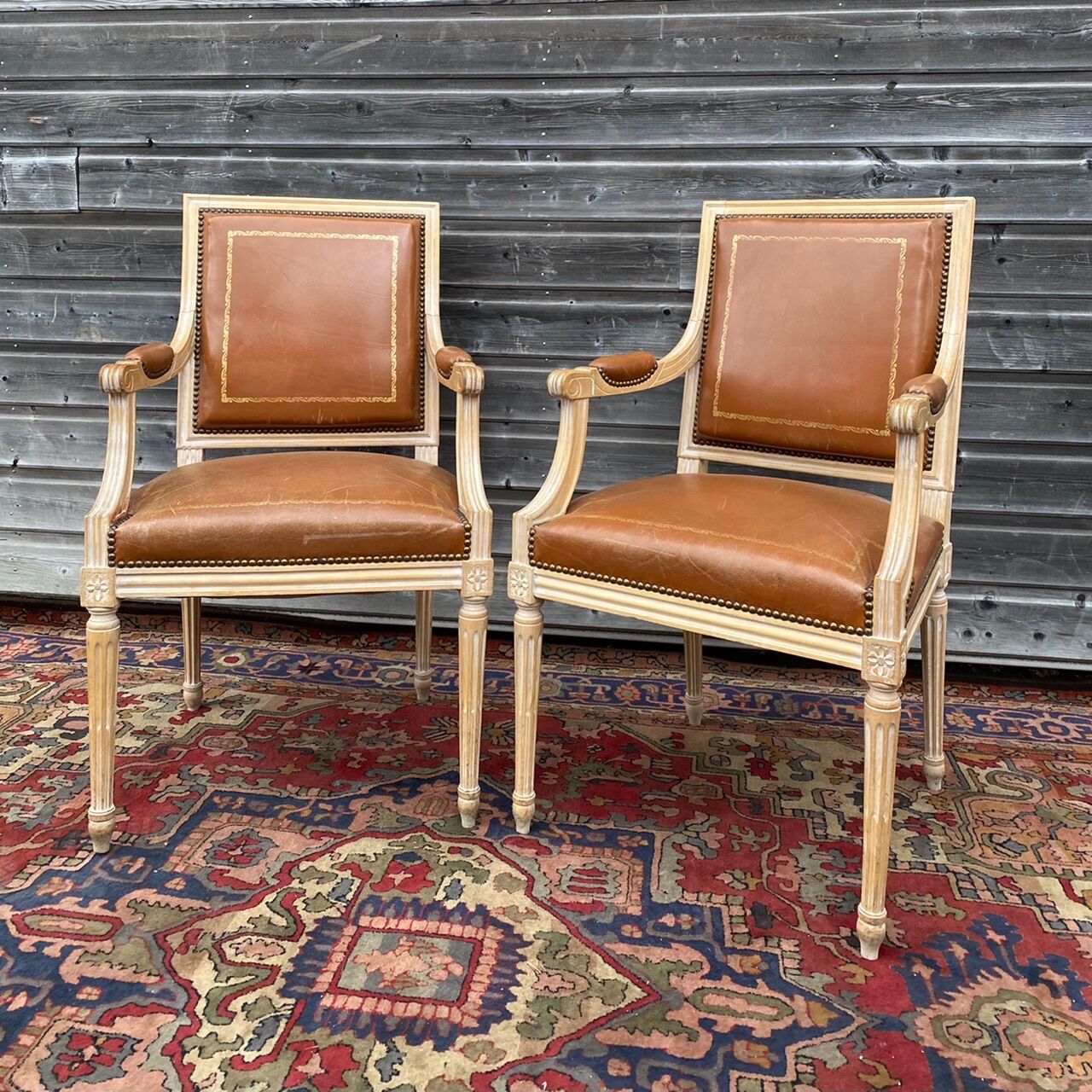 Paire De Fauteuils En Bois Laqué De Style Louis XVI