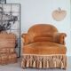 Fauteuil crapaud en velours jaune doré