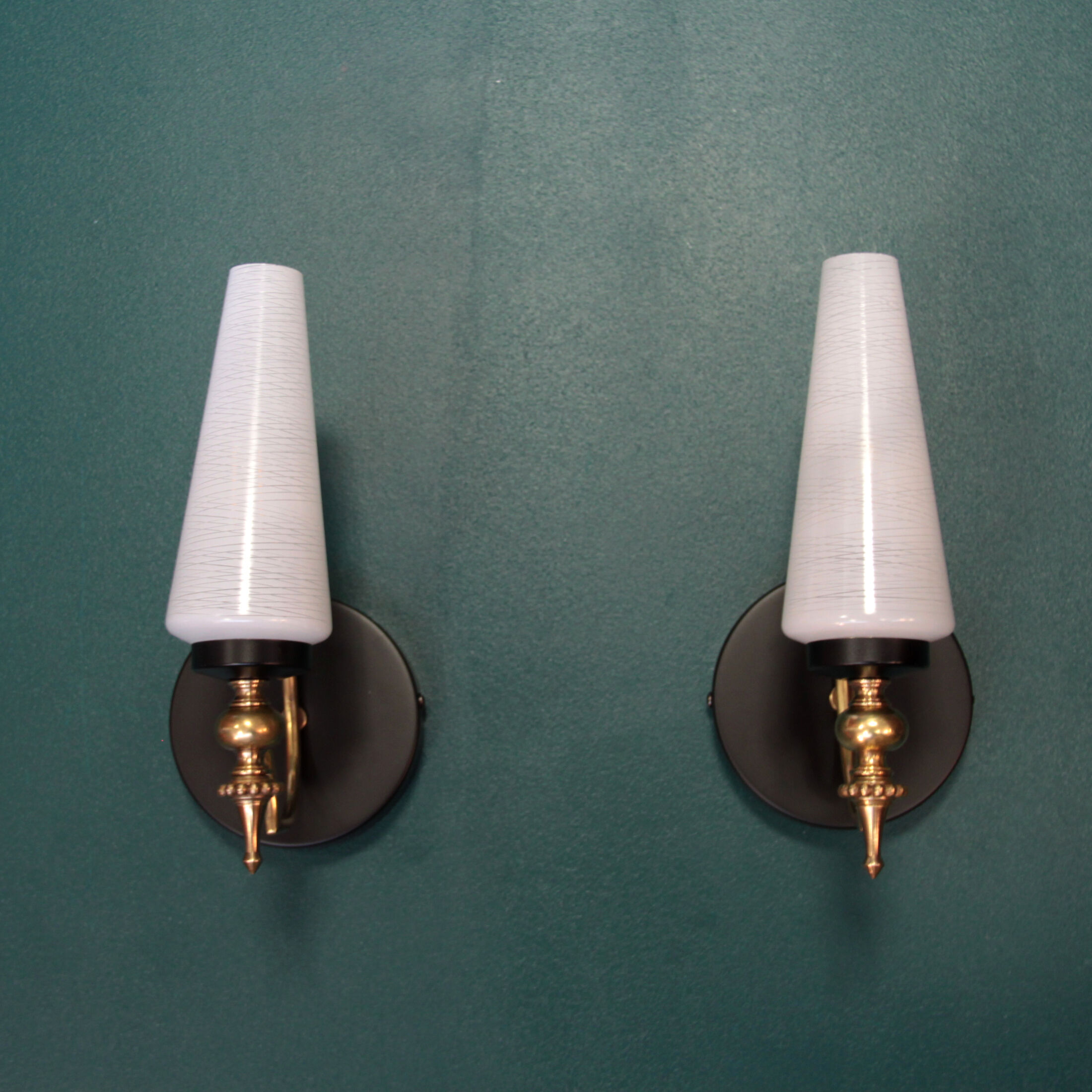Pair of brass wall sconces tulips in white striated glass and black metal