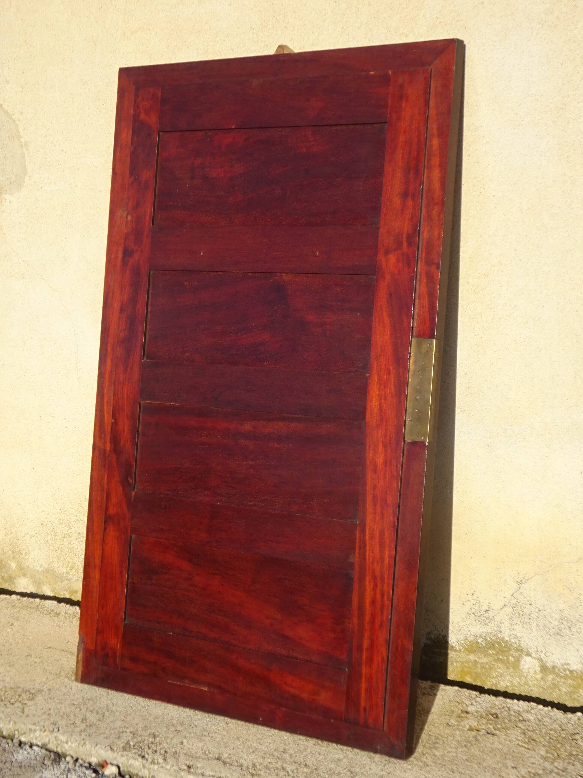 Large antique mirror in a flame mahogany frame; 132x82 cm