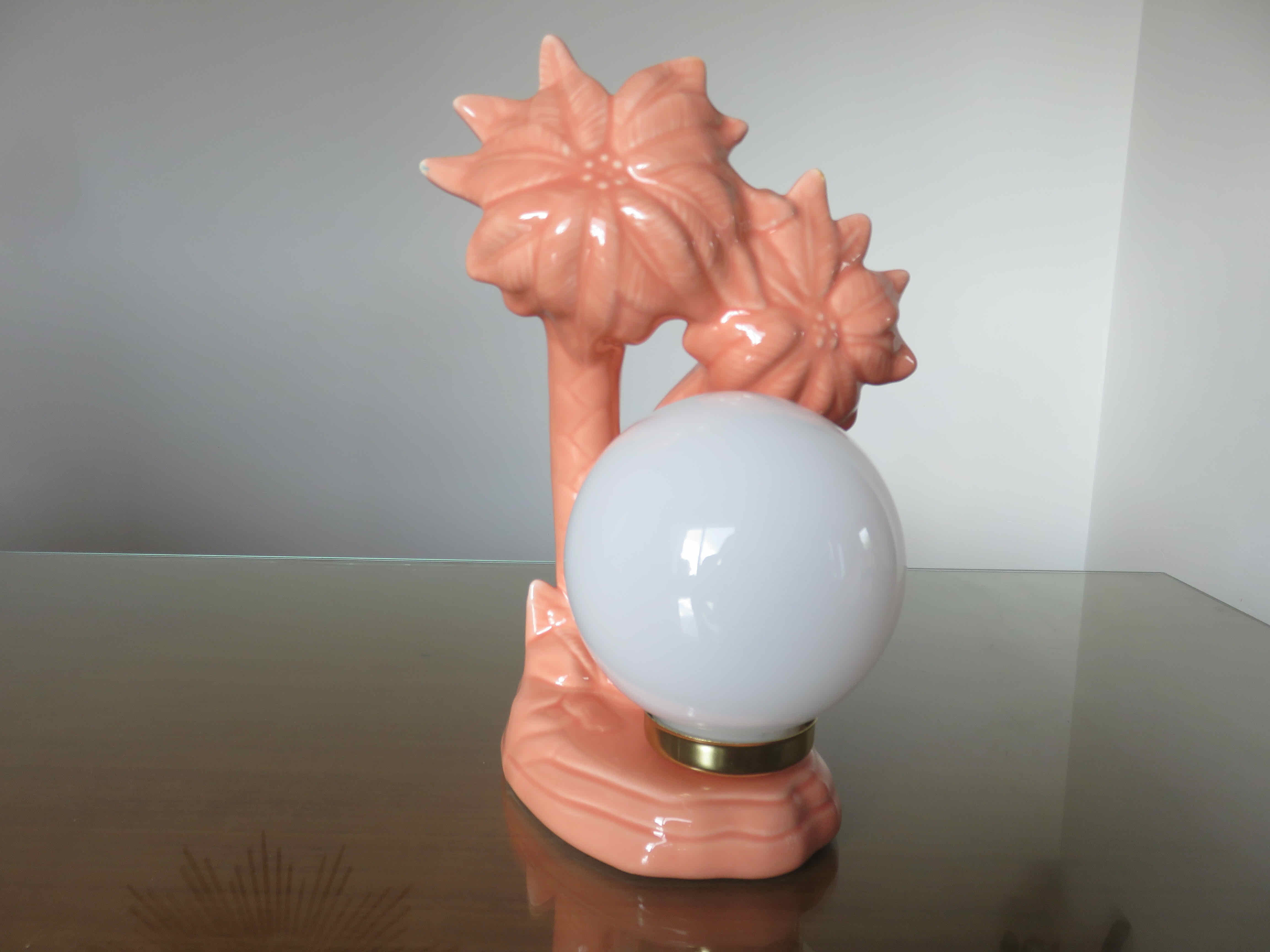 Paire de lampes palmiers en céramique rose saumoné et boule opaline blanche années 70 80