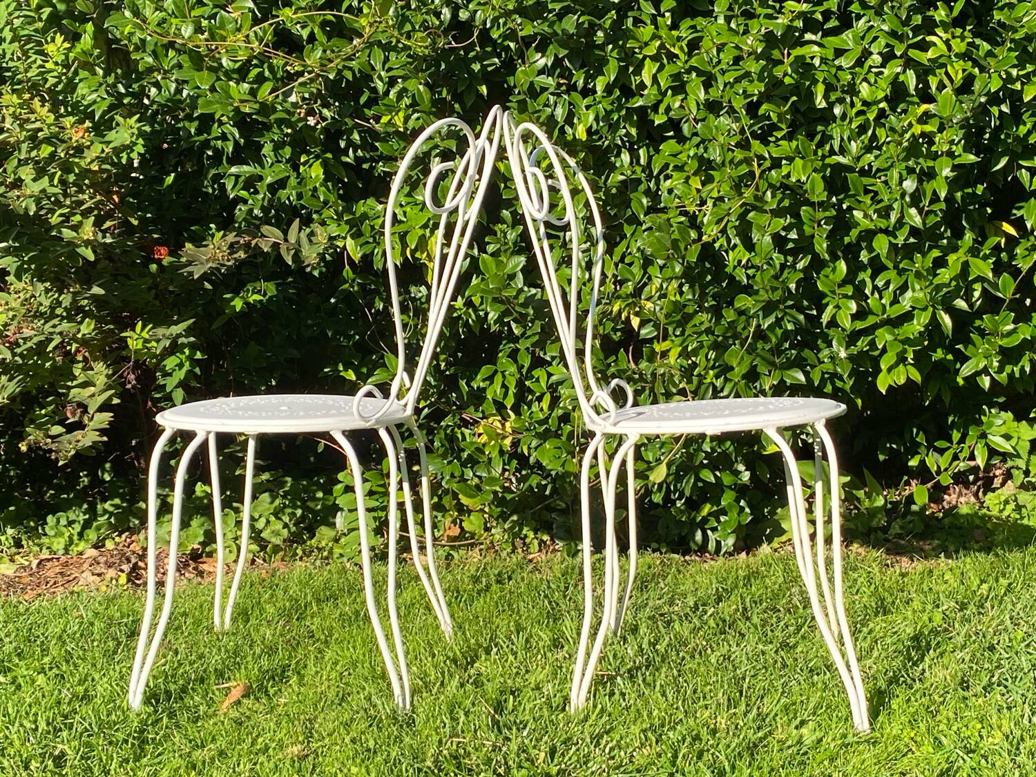 Paire de chaises de jardin anciennes en fer forgé ouvragé