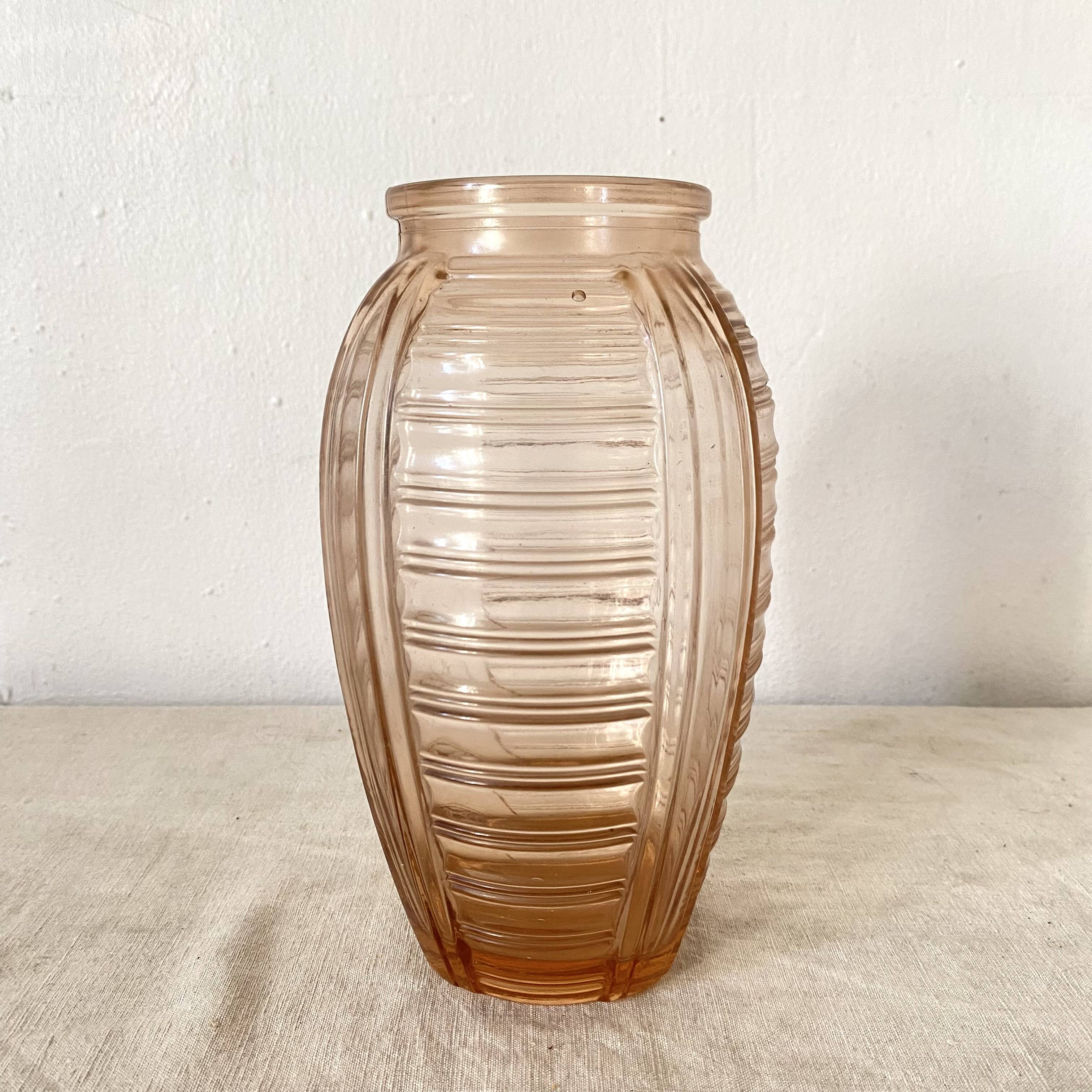 Vase art déco en verre moulé rose