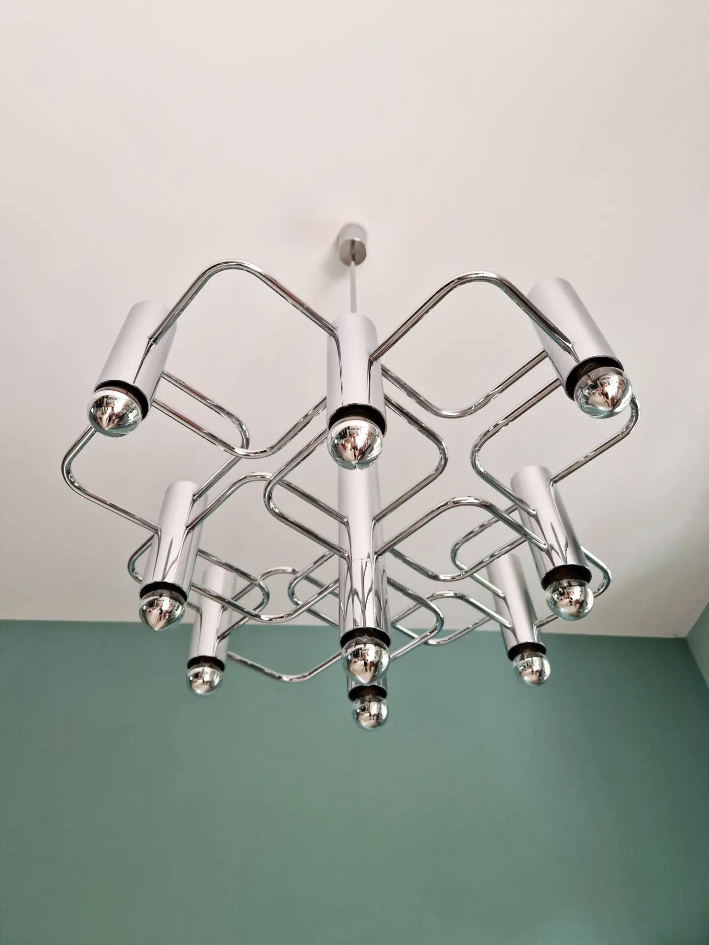Large geometric chandelier in chrome metal, design by G. Sciolari, 1970.
