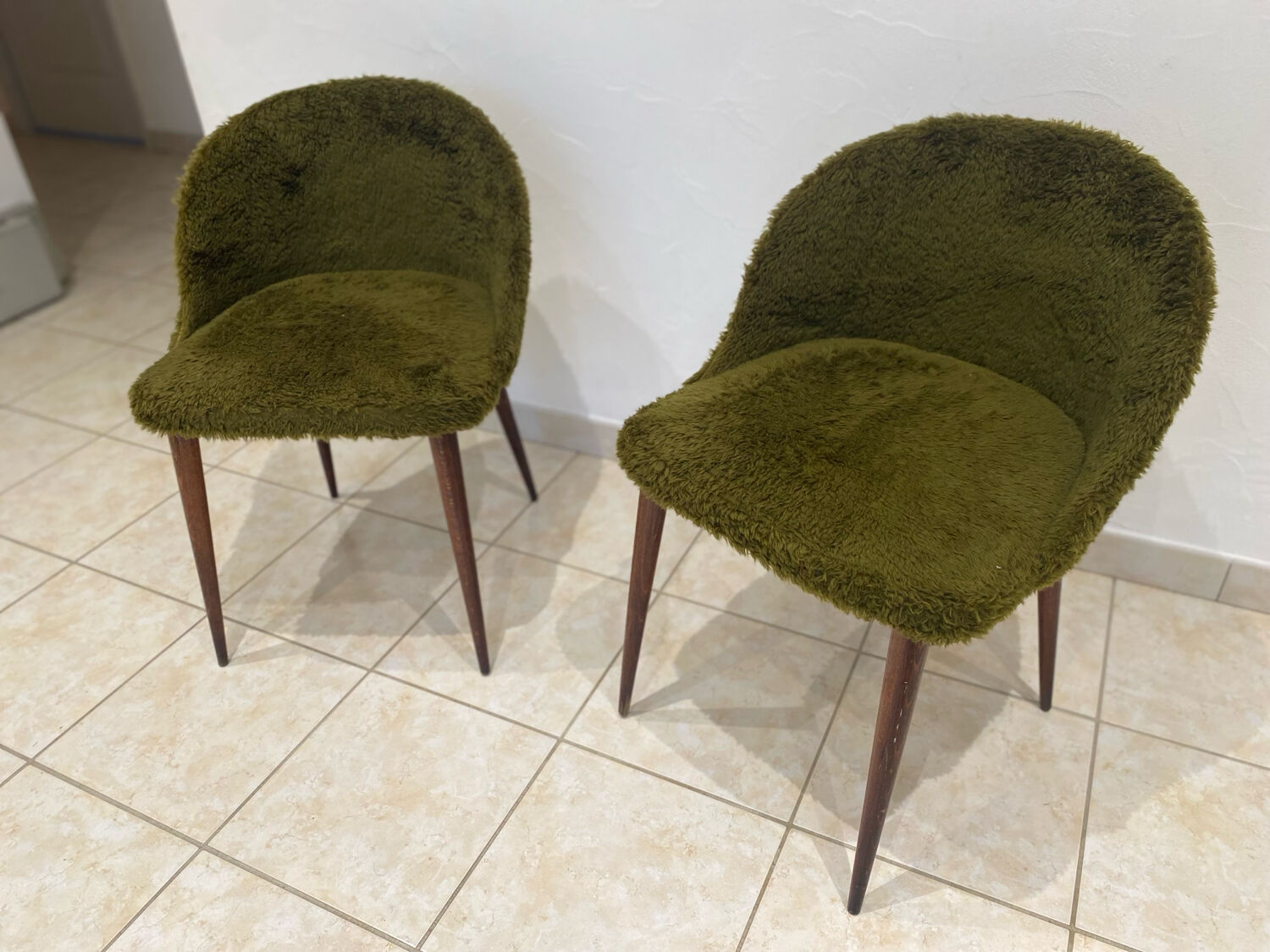Vintage chairs - Retro chic design - Moss green fur