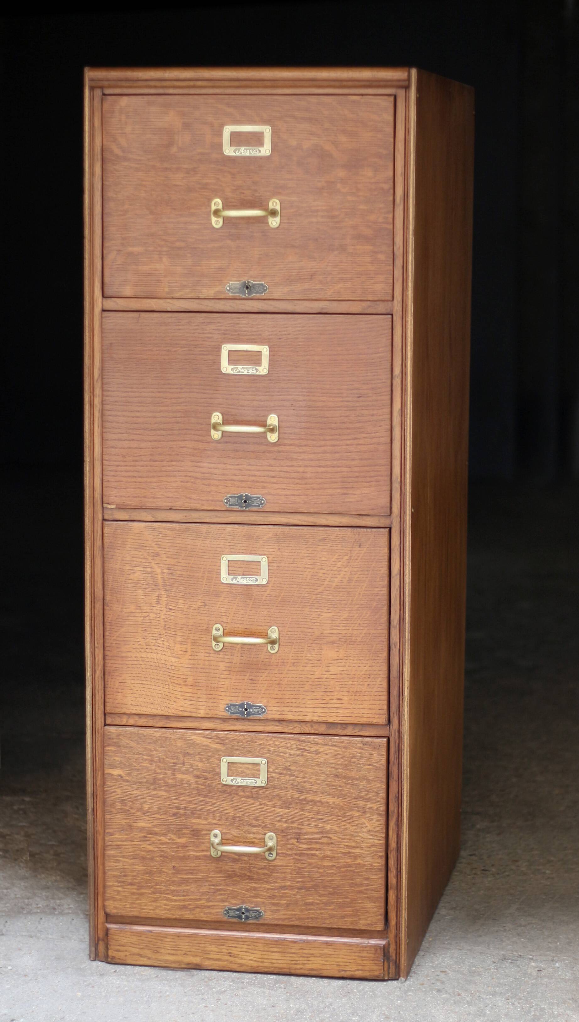Majestic Shannon cabinet in oak (early 20th century).
