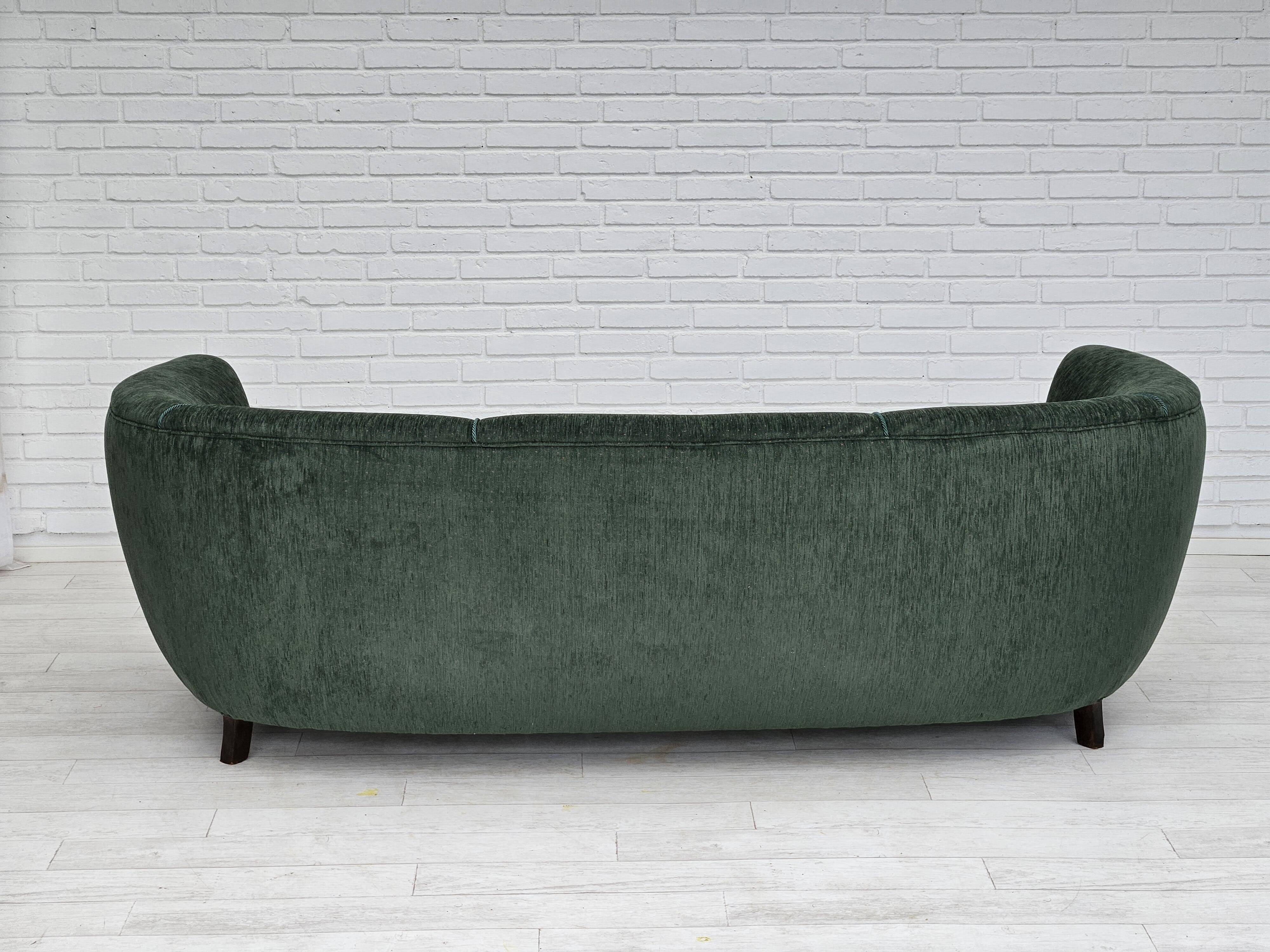 Années 1960, design danois, canapé 3 places "Banana" refait à neuf, velours vintage.