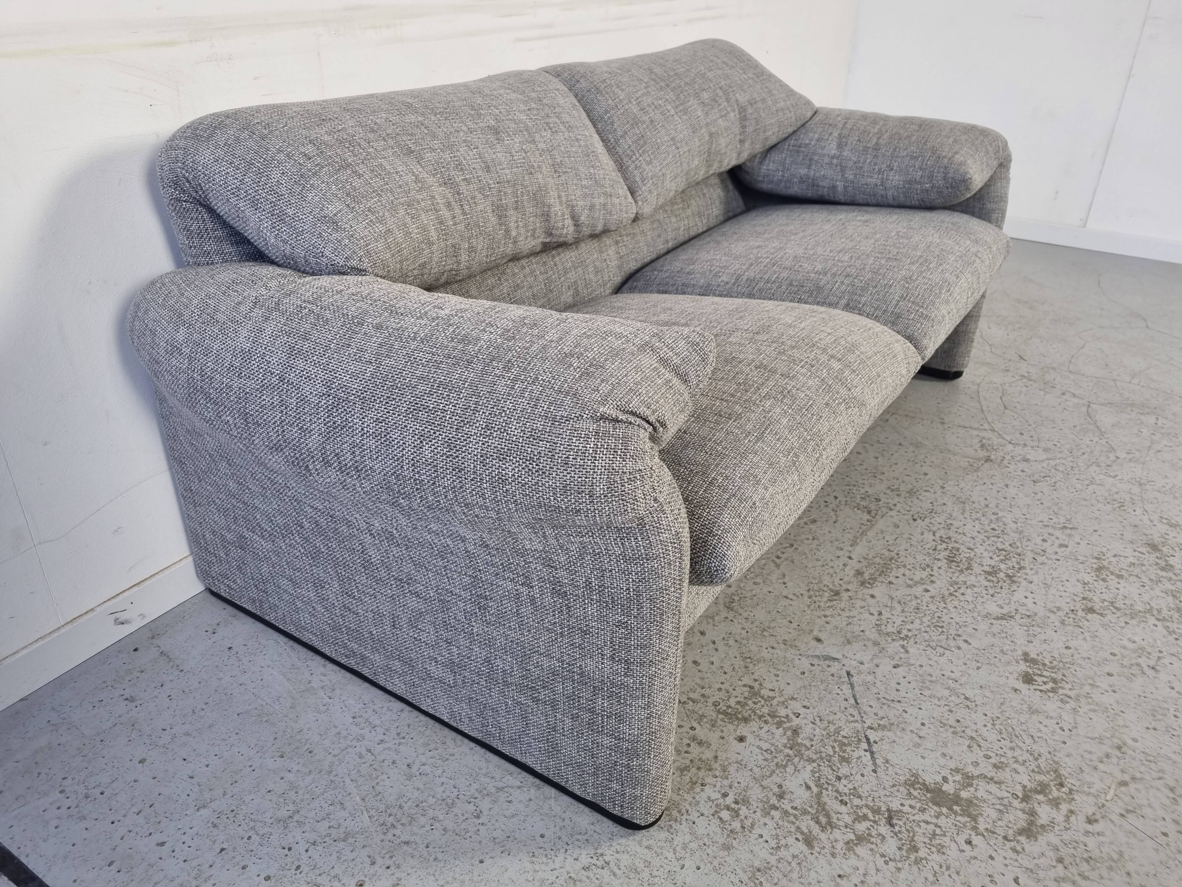 Maralunga sofa by Vico Magistretti for Cassina