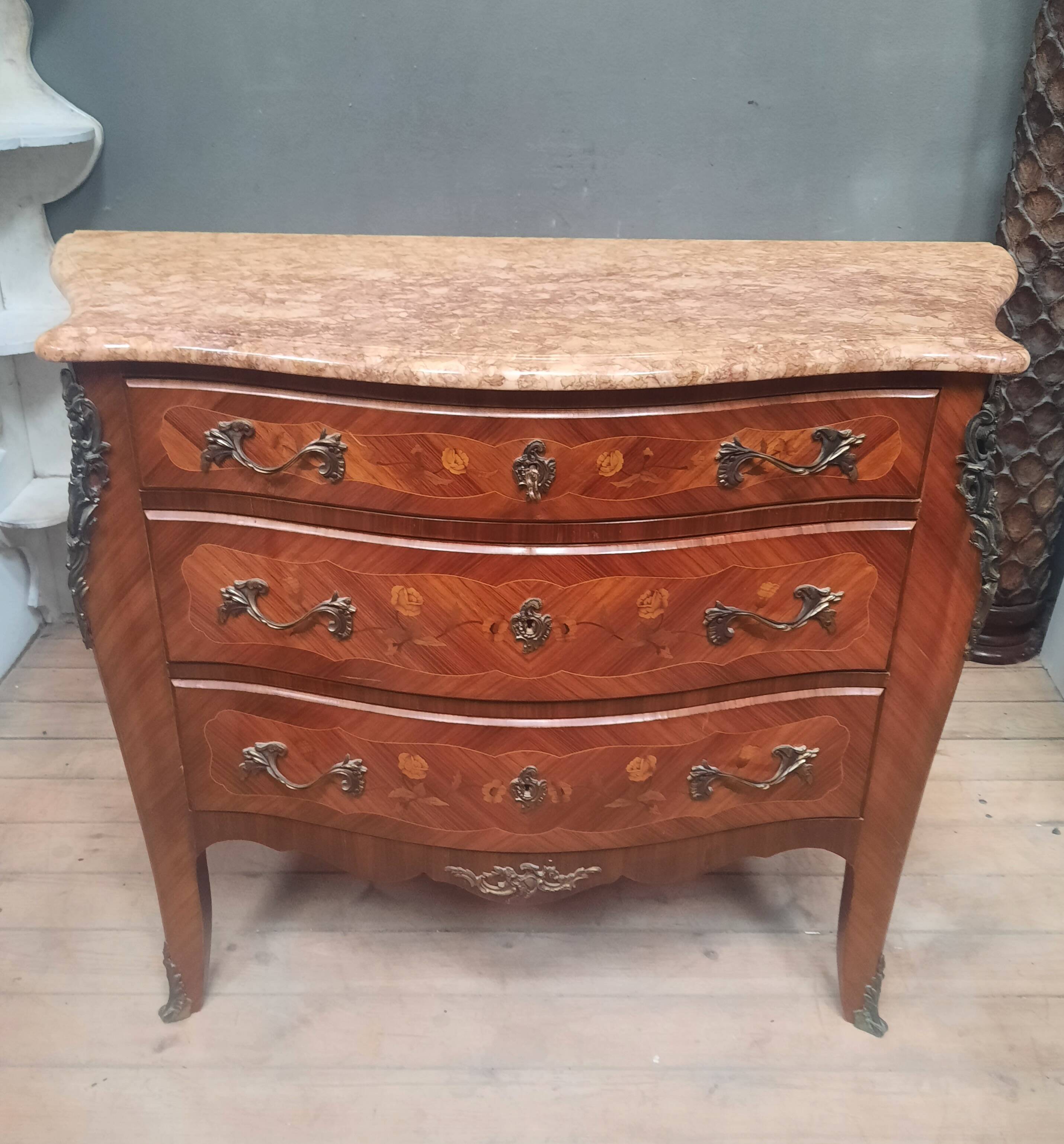 Commode style Louis XV en marqueterie de fleurs