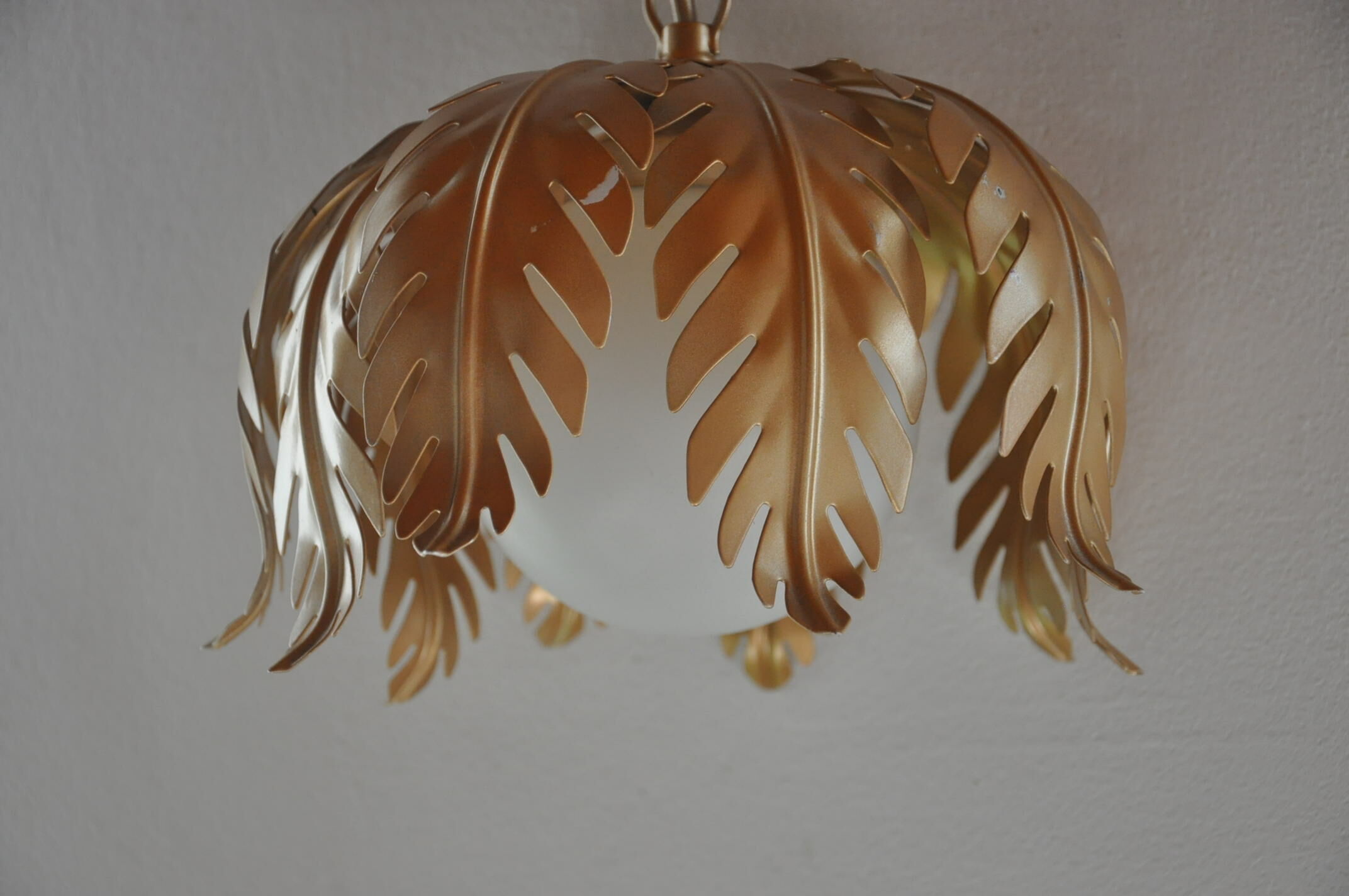 Suspension vegetable pattern golden metal and vintage opaline