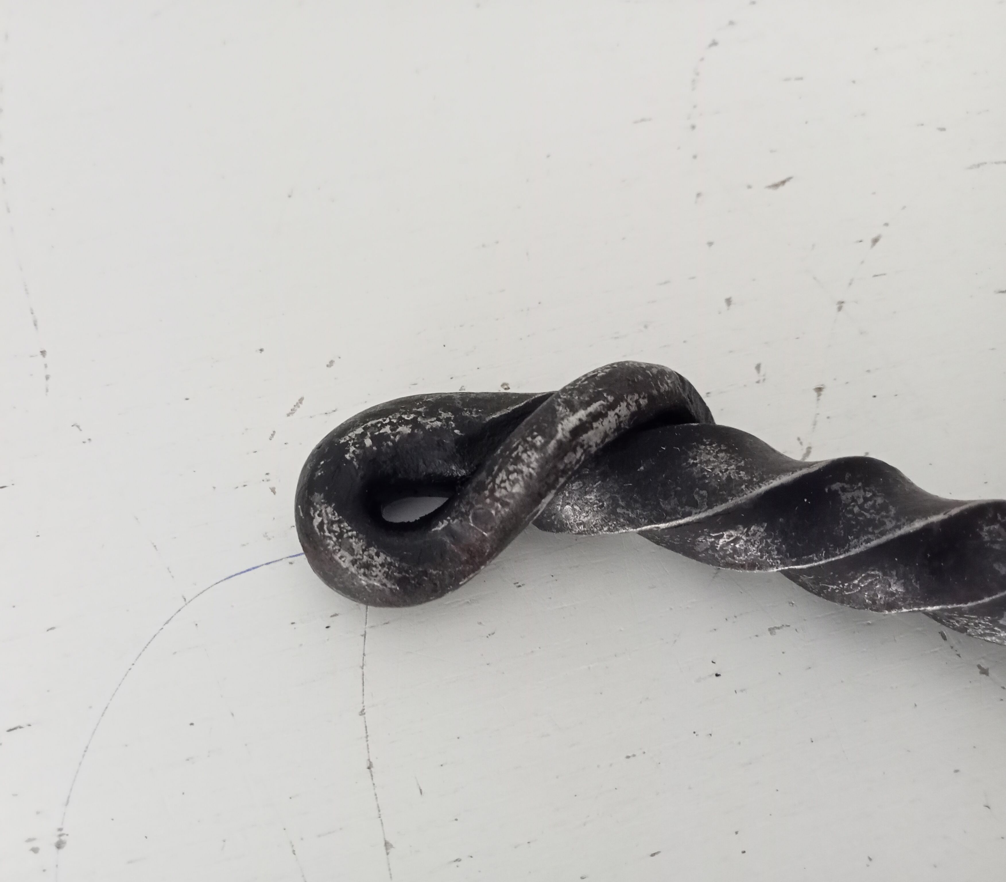 Ancienne poignée de porte en fer forgé massif