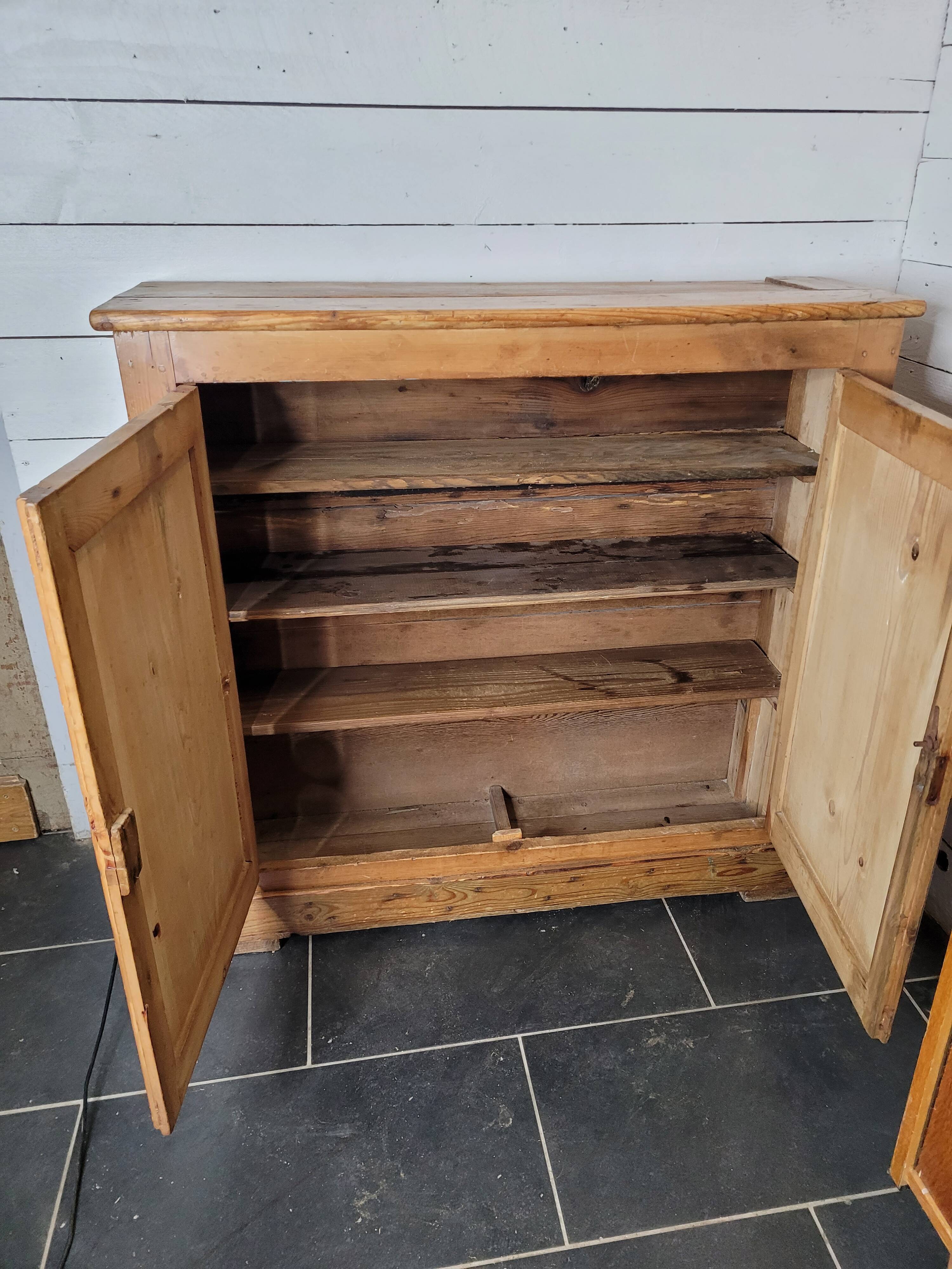 Old 2-door fir sideboard, 104×31cms