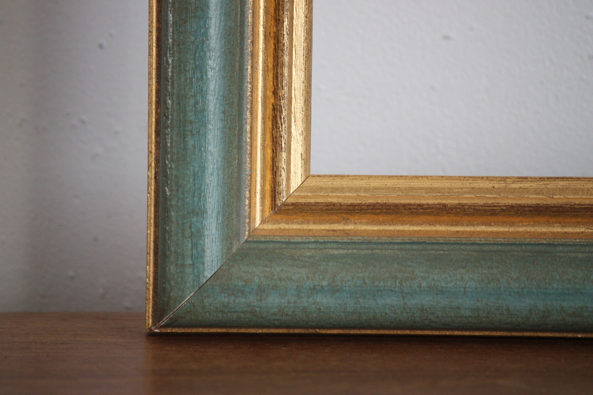 Frame in gilded and green wood