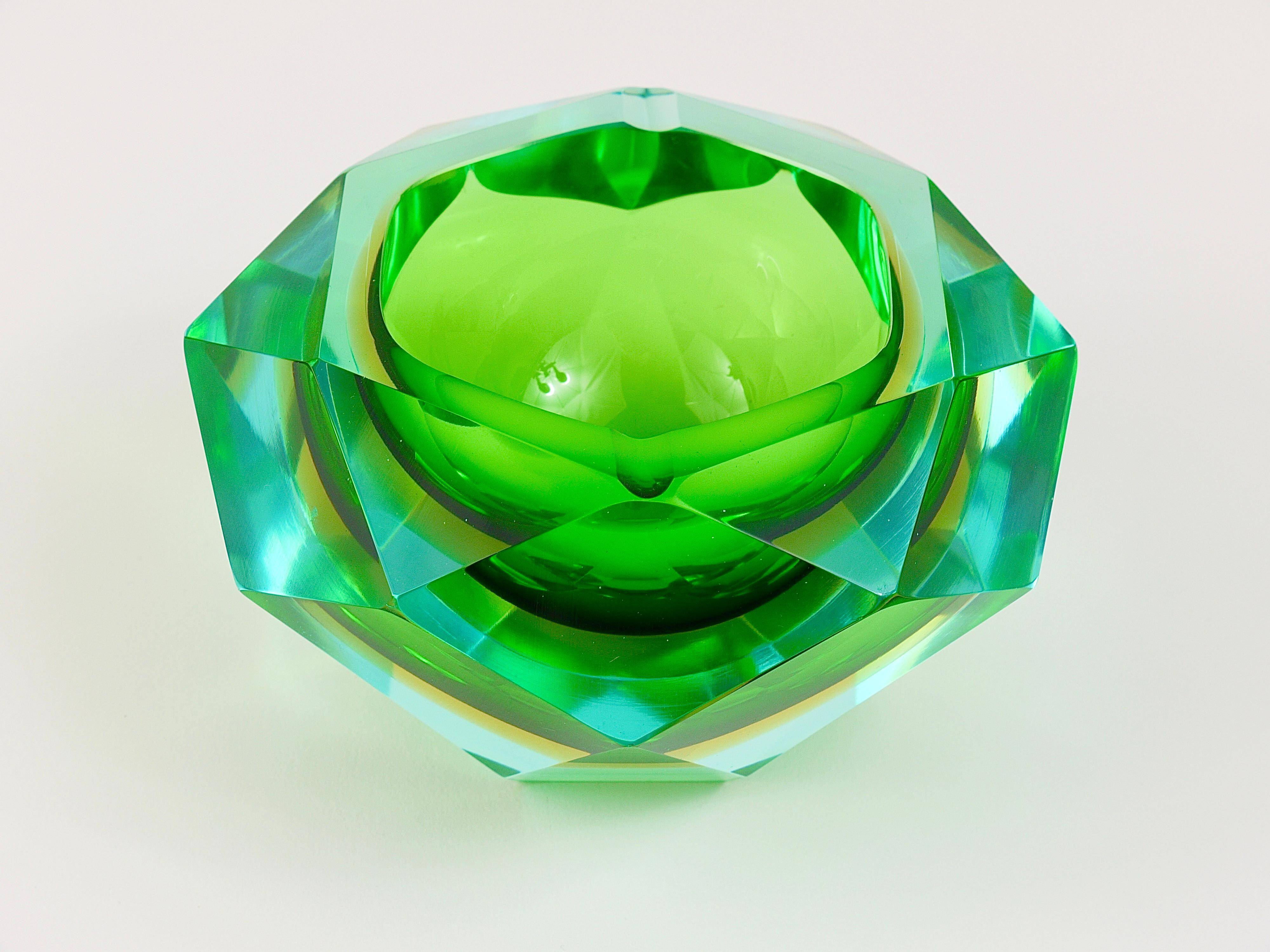 Faceted diamond ashtray in colour from the 1960s by Flavio Poli for Seguso, Murano, Italy.