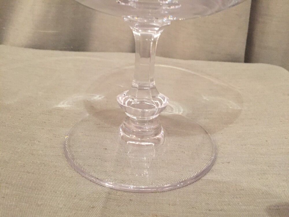 Elegant and sober crystal fruit cup