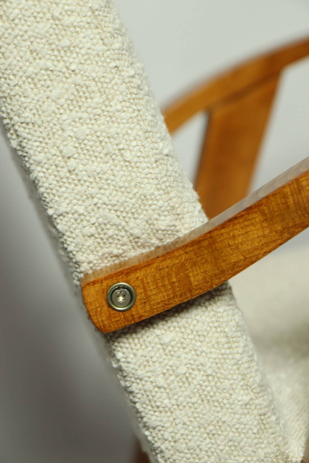 Fauteuil en bois et tissu bouclette beige clair restauré, design Puchala 1970
