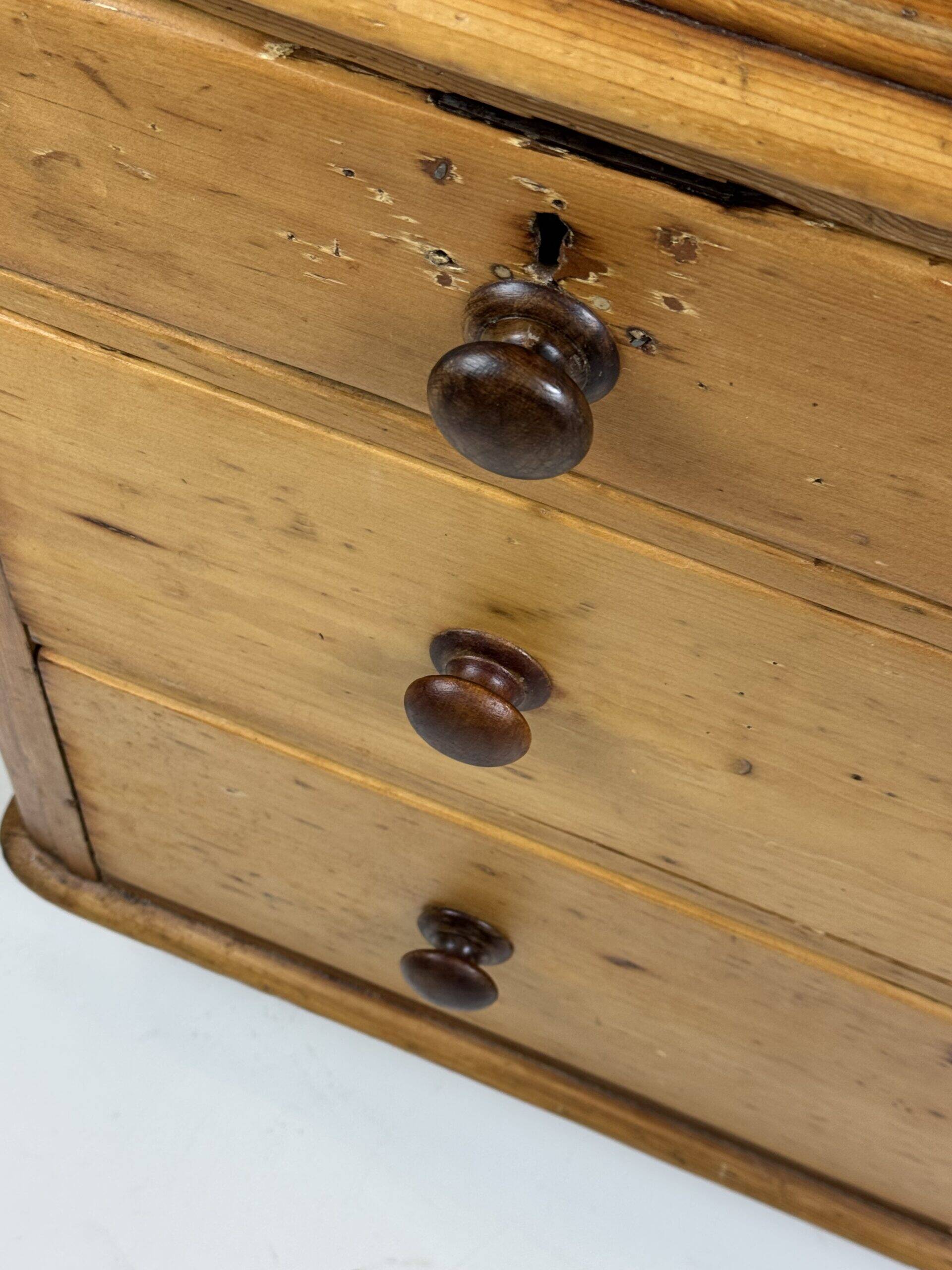 Pine commode English