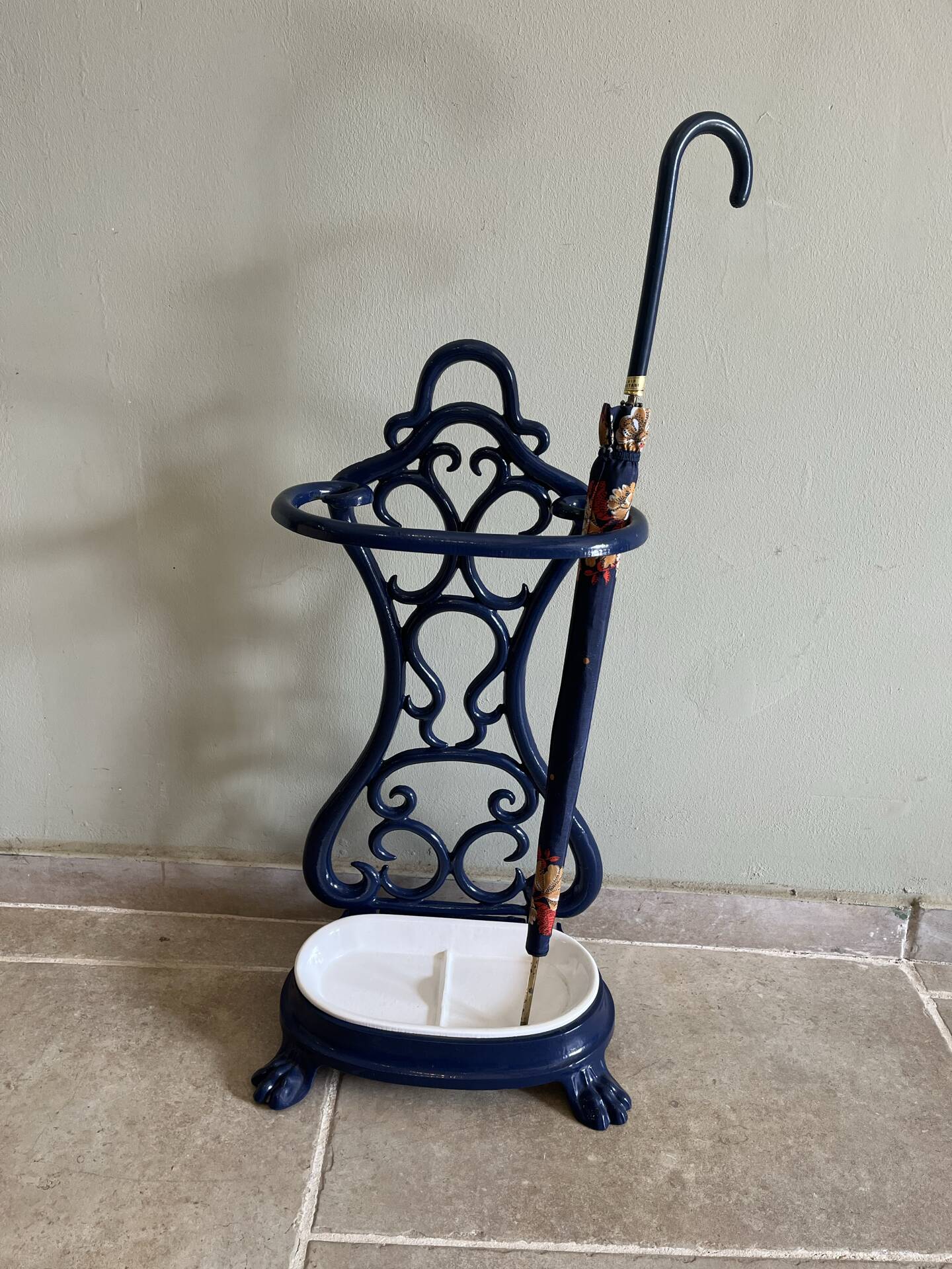 Enamelled cast iron umbrella stand from the early 20th century.