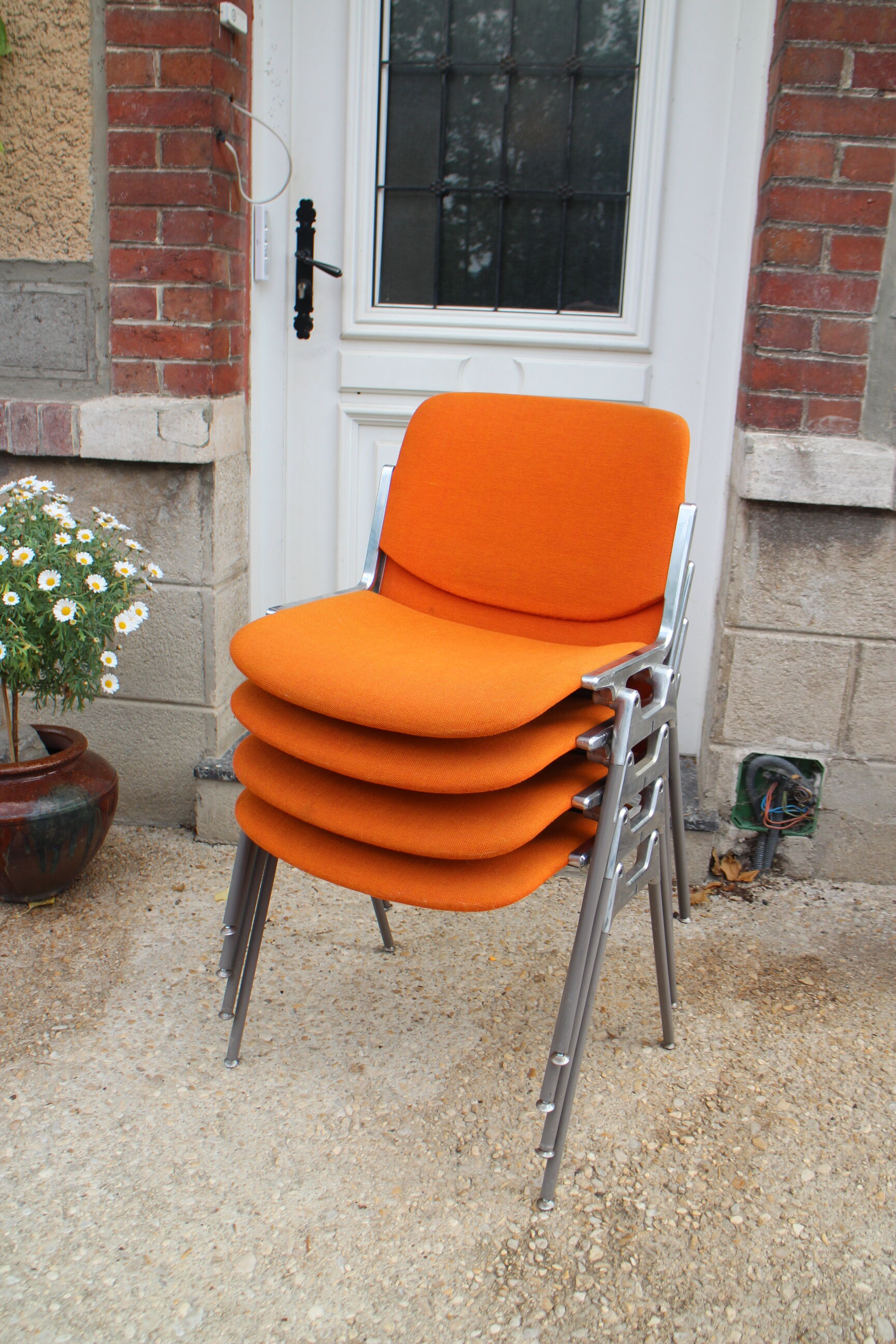 4 chaises DSC 106 Giancarlo Piretti Castelli