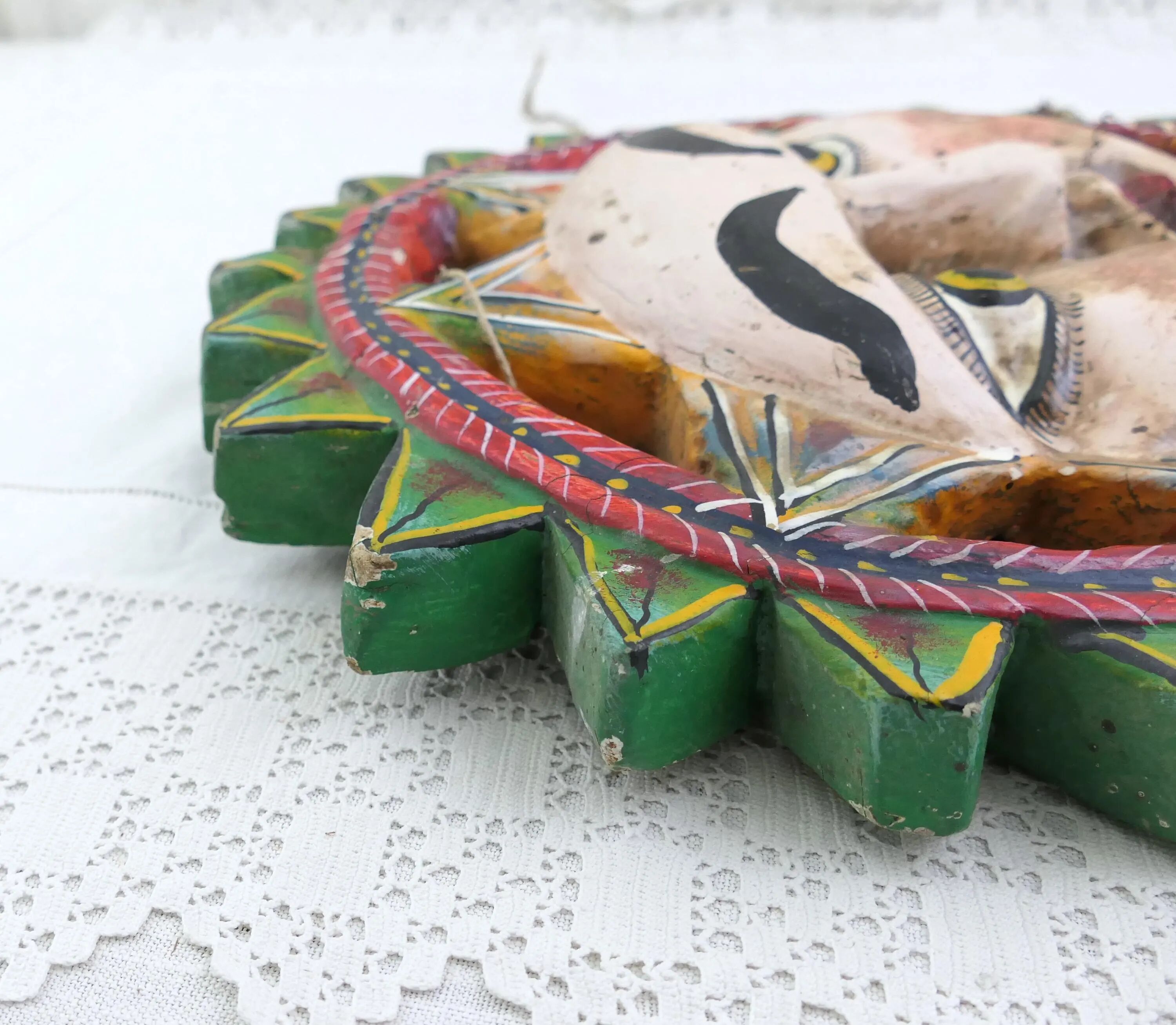 Masque de soleil mexicain vintage en bois sculpté à la main avec laque de couleur vive, art mural décoratif traditionnel rétro d'Amérique du Sud