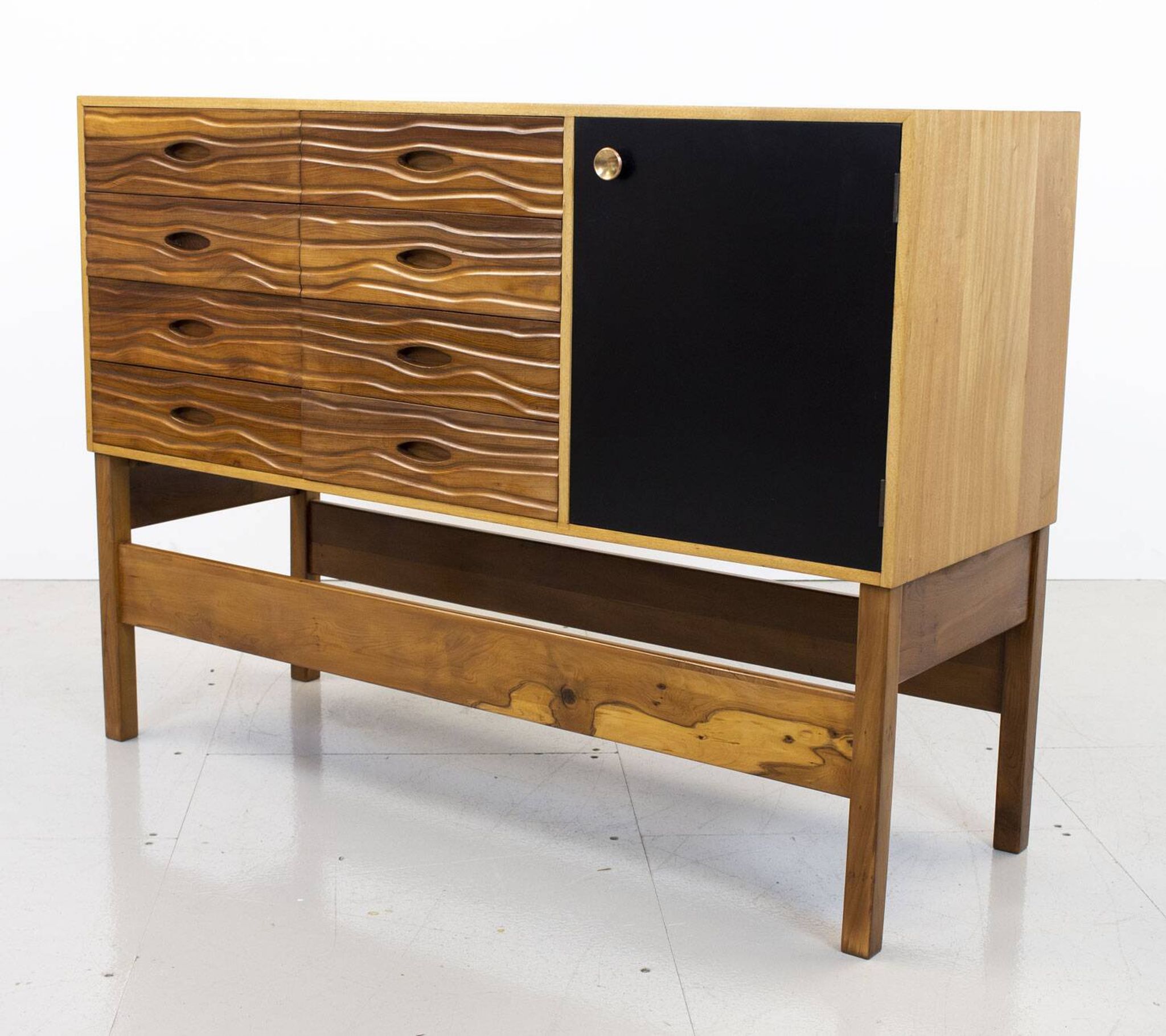 Commode à tiroirs en cerisier du milieu du siècle par Heals