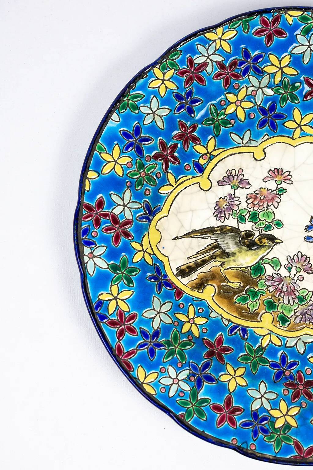 Assiette Longwy début XXe  – Émaux cloisonnés à décor d’oiseaux et fleurs