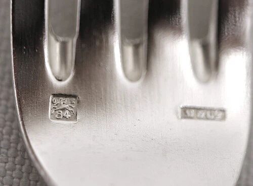 Ercuis Neo-Gothic style, 38-piece cutlery set in silver-plated metal, excellent condition.