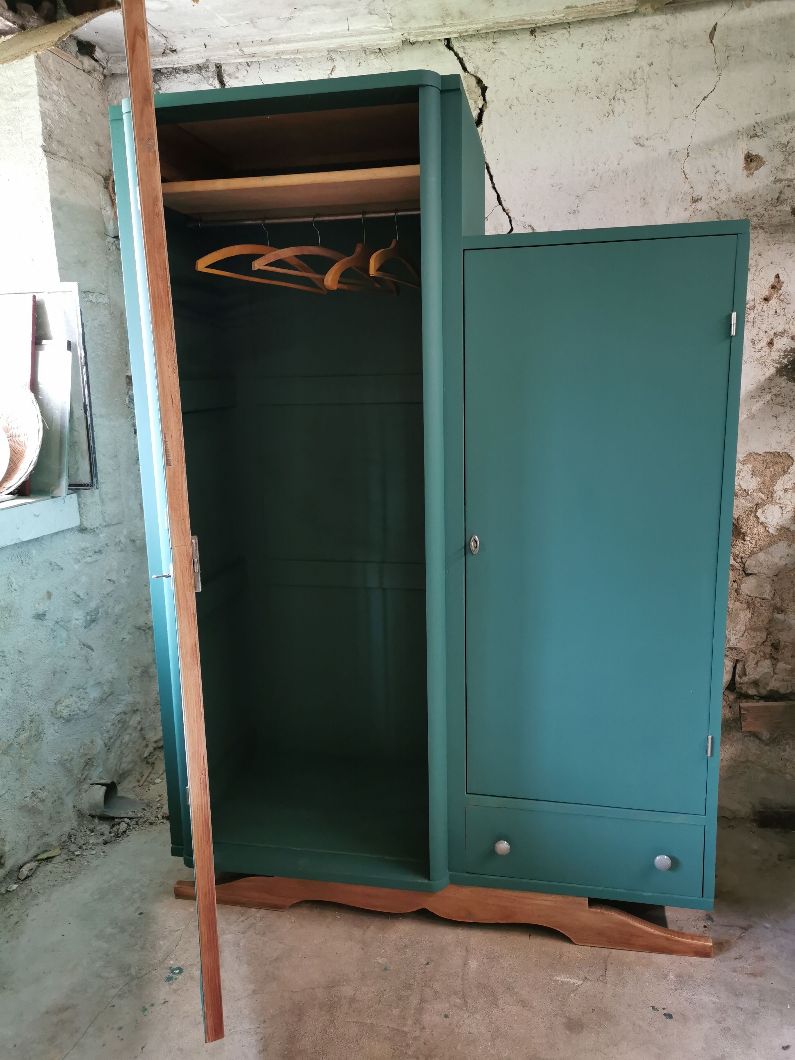 Asymmetrical cabinet