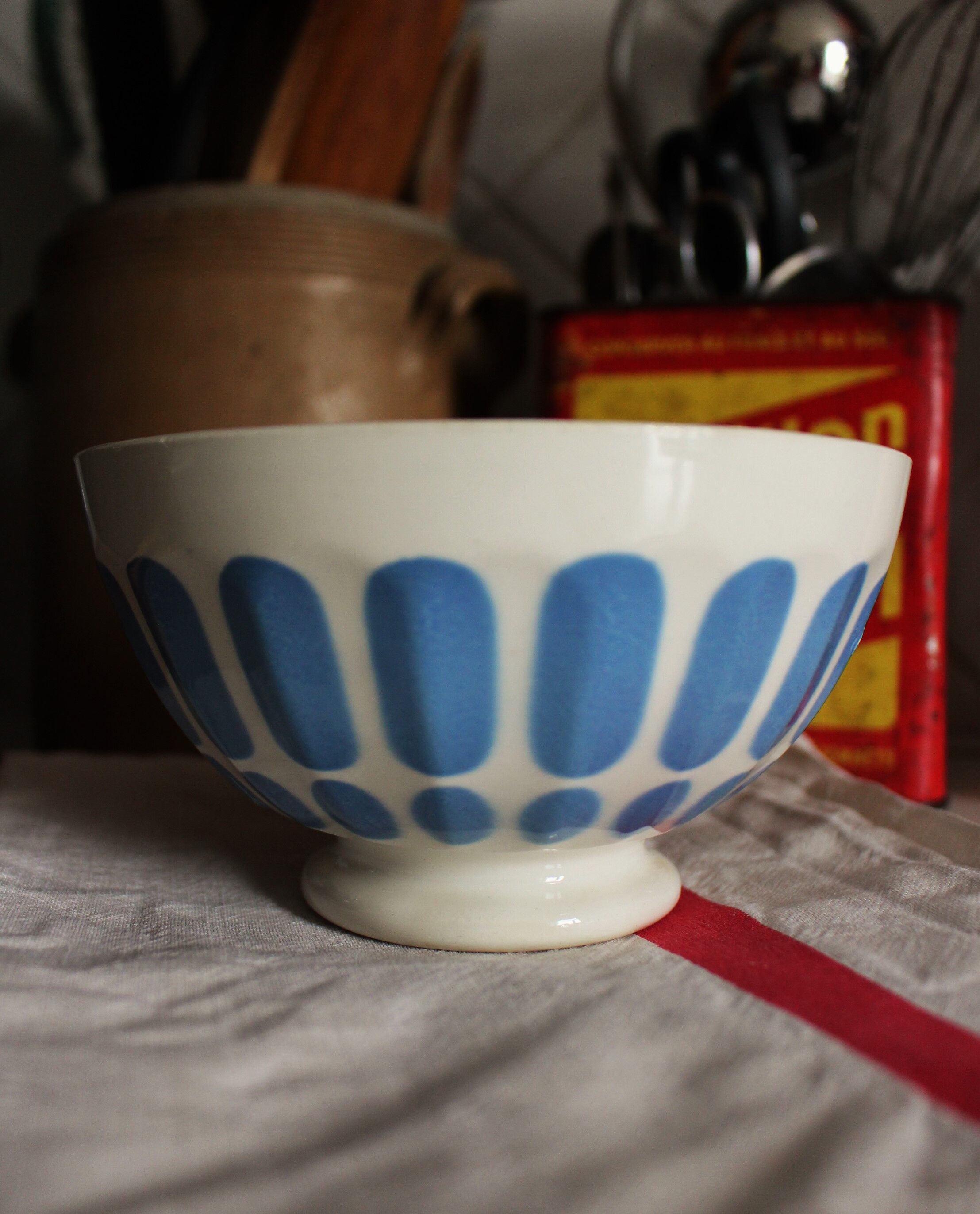Bol Digoin Sarreguemines pastilles bleu faïence sur pied