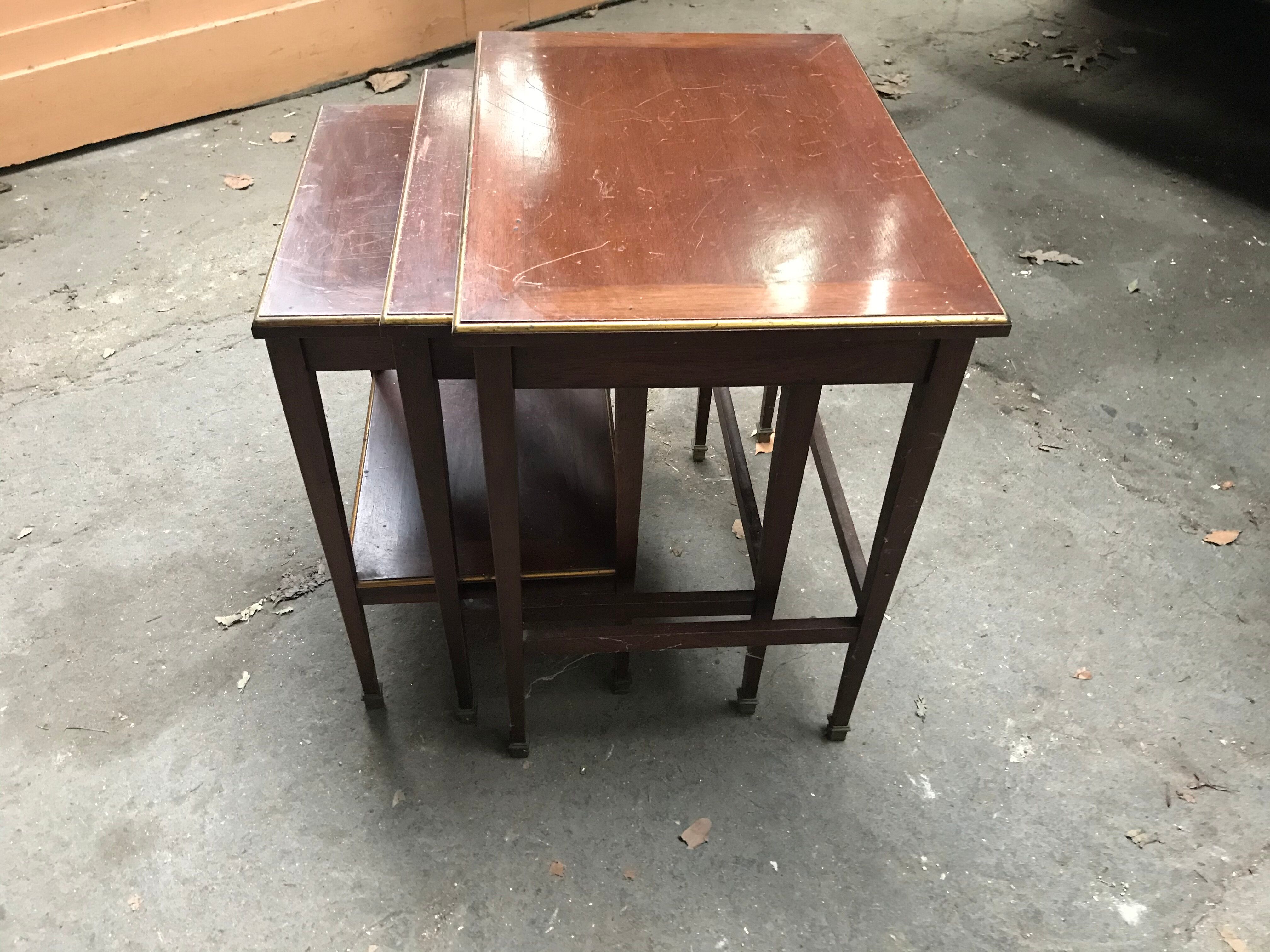 Brass-ringed mahogany gigognes tables