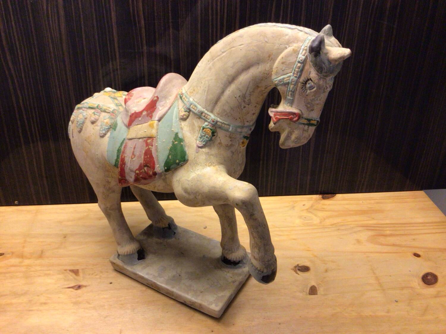 Cheval décoratif en terre cuite