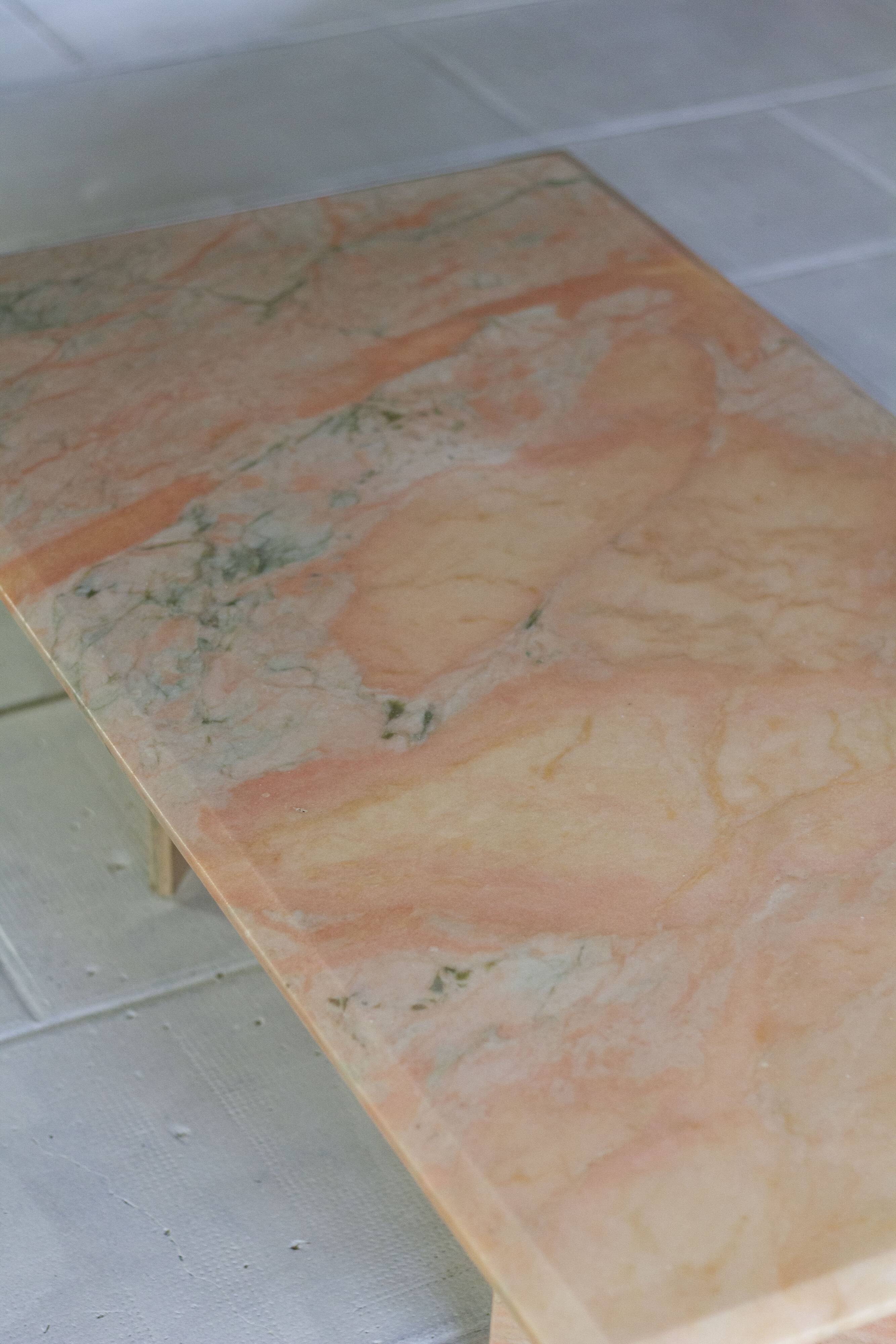 Table basse en marbre rose, 1970