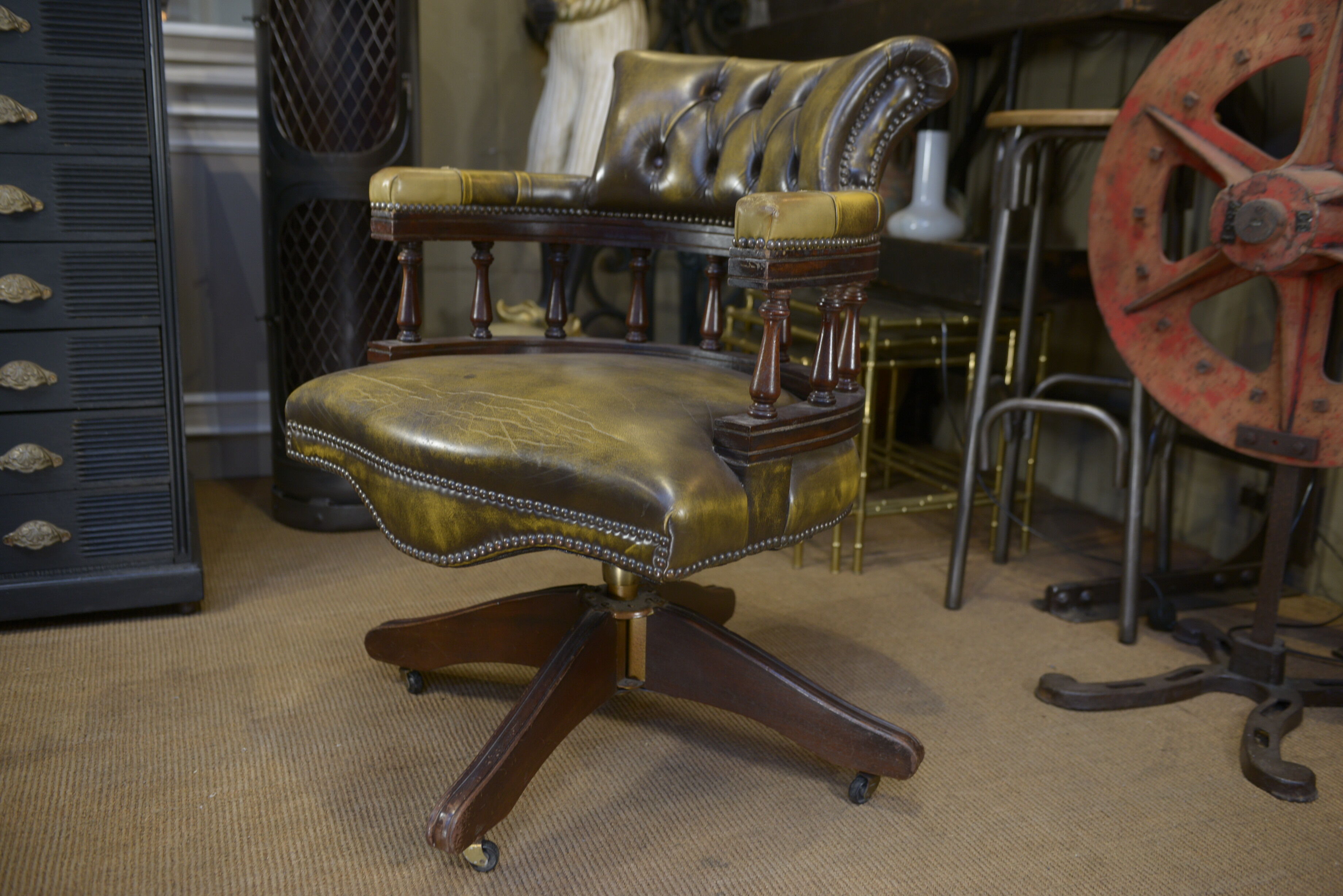 Fauteuil de bureau tournant en acajou et cuir capitonné , des années 1960