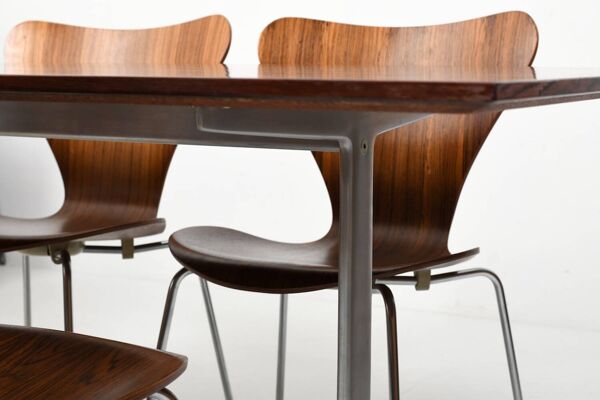 Table Shaker et chaises Série 7 d'Arne Jacobsen, années 1960