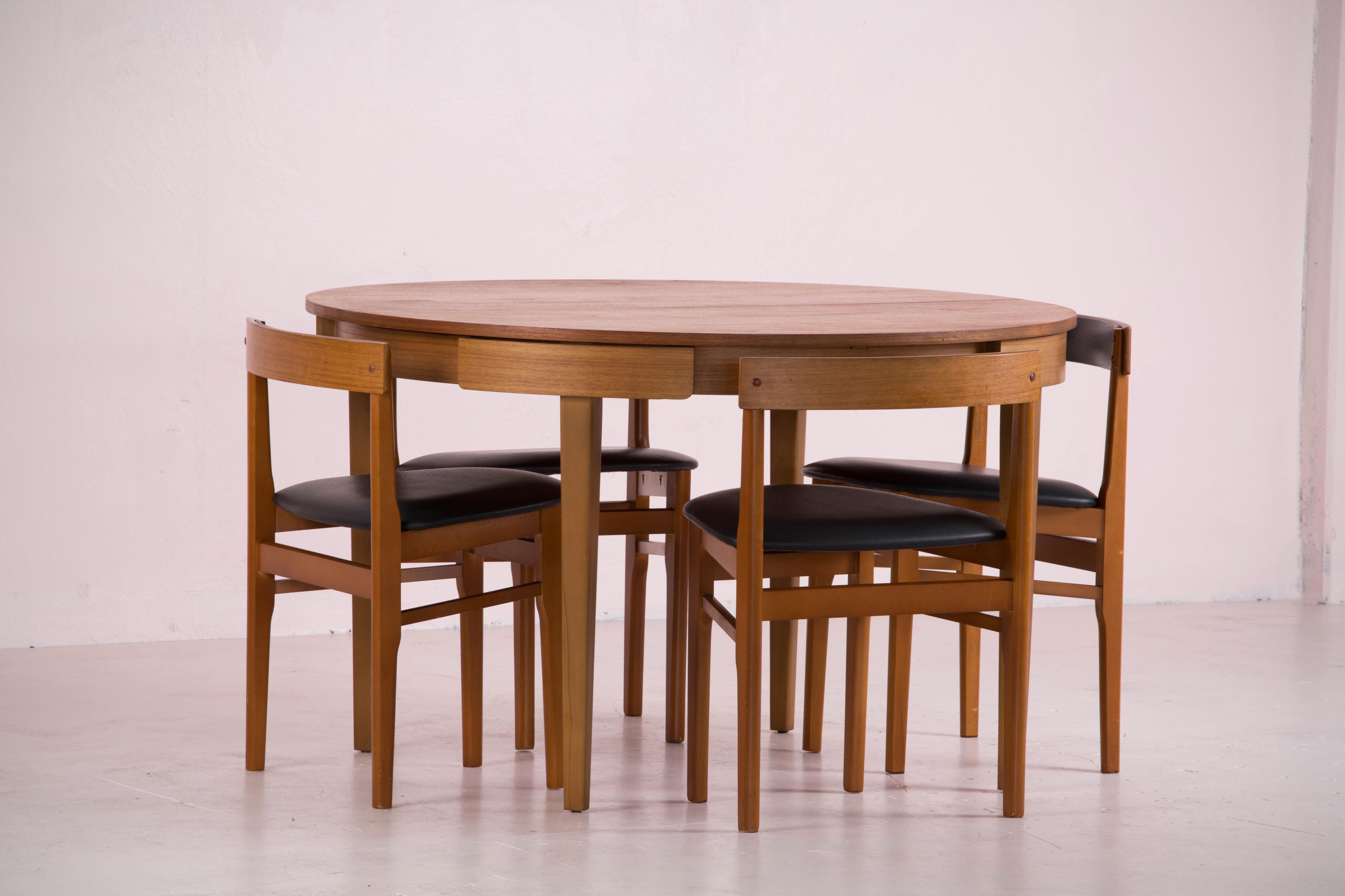 Table and 4 scandinavian encastrable chairs