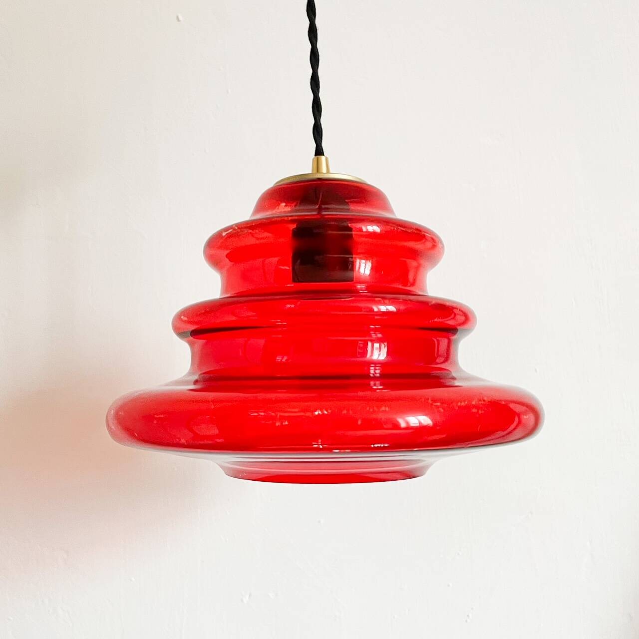 Suspension en verre rouge vintage