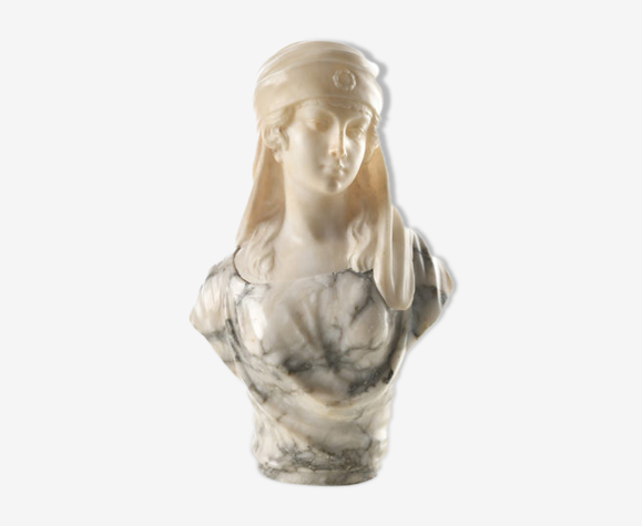 Buste de jeune femme à la coiffe » en marbre par Guglielmo PUGI | Selency