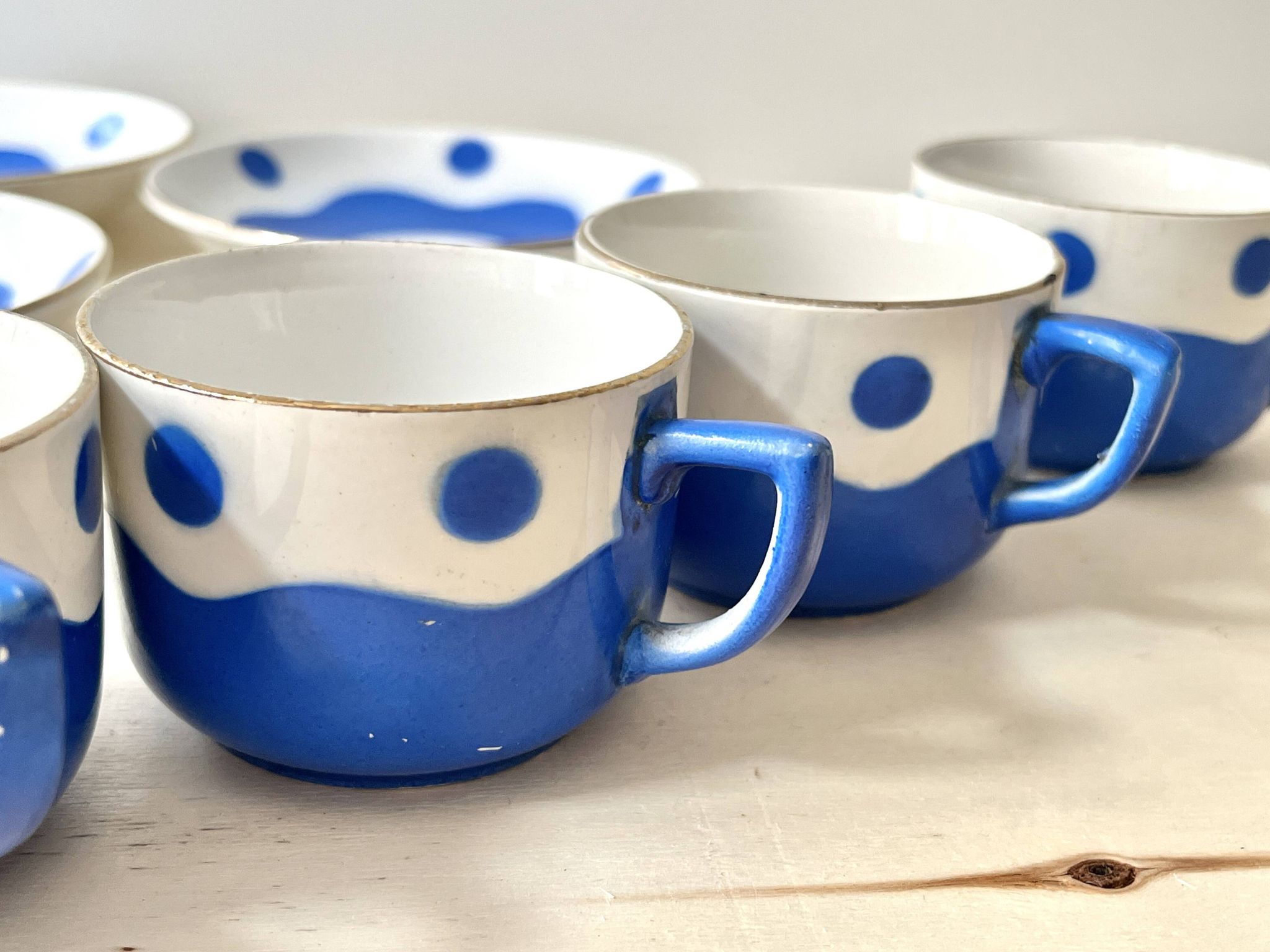 Set of 6 Sarreguemines Digoin earthenware coffee cups with art deco polka dots, 1930s