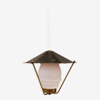 Lampe suspendue danoise des années 50-60 en laiton, métal et avec abat-jour en verre blanc laiteux.