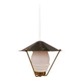 Lampe suspendue danoise des années 50-60 en laiton, métal et avec abat-jour en verre blanc laiteux.